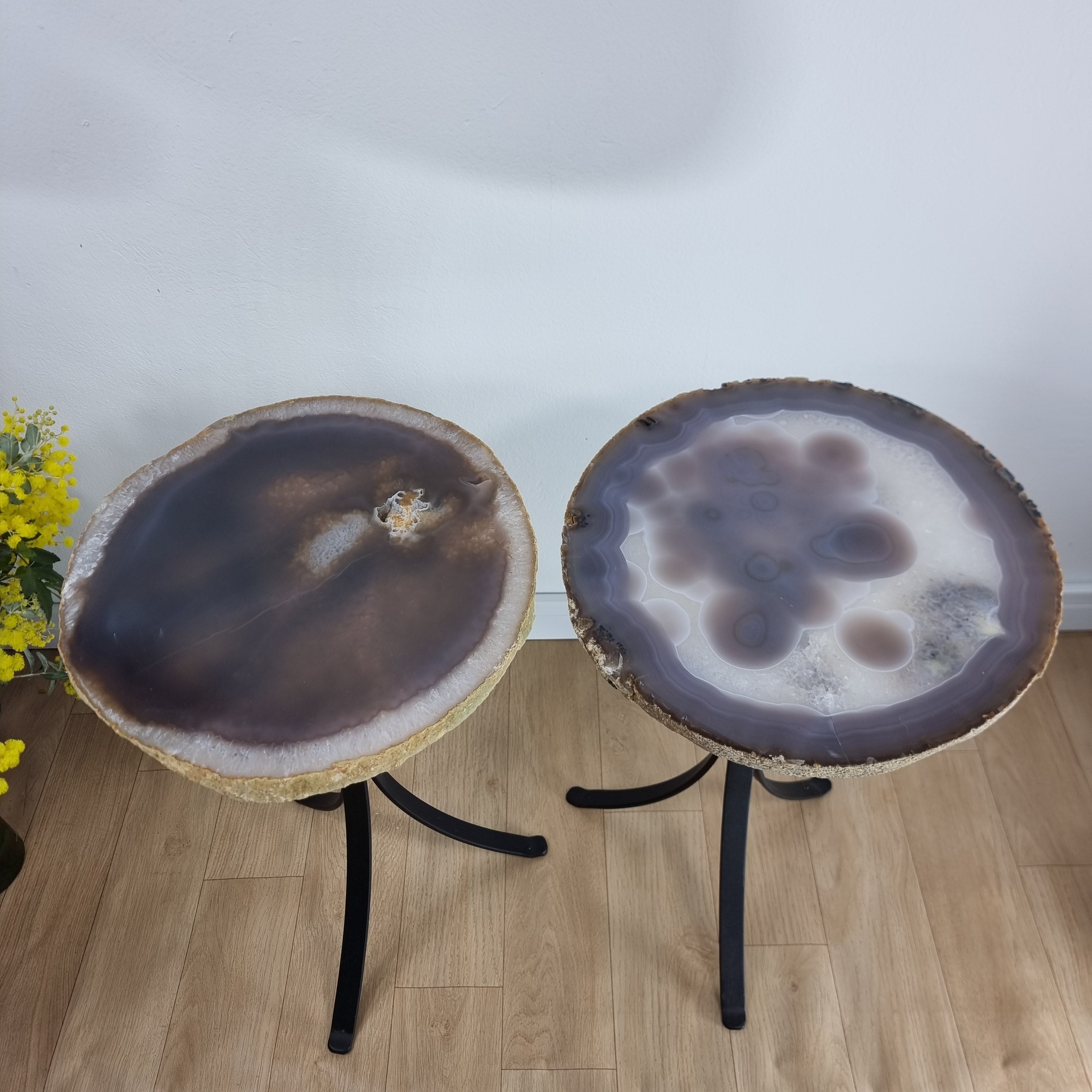 Mesa Lateral (PAR) de Àgatas Naturais | Base Tripé de Ferro Preta | Altura de 60 cm - Peça Artesanal BR Crystals