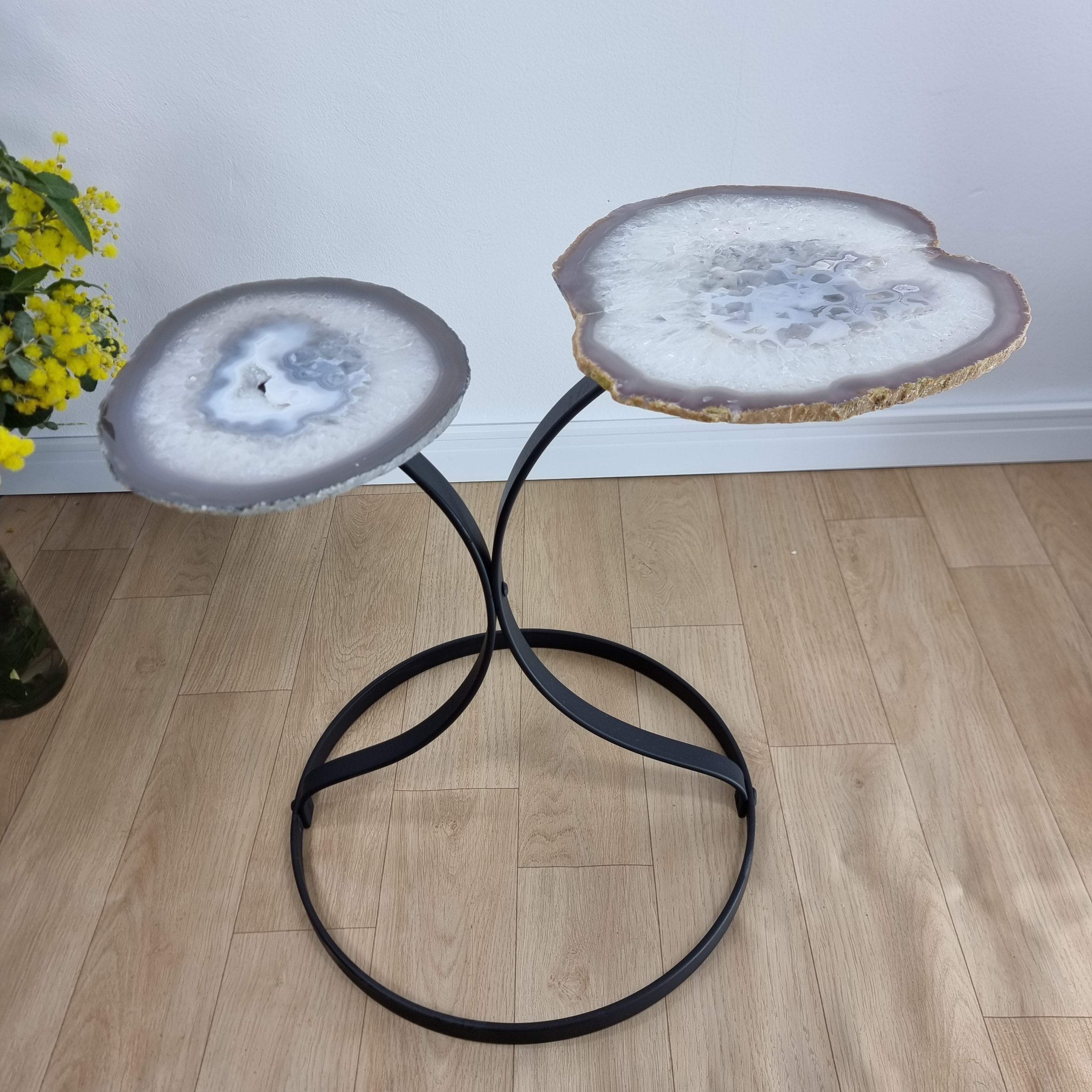 Mesa Auxiliar (PAR) de ÁGATAS Naturales | Base de Hierro Negra | 50 cm de Altura - Pieza Artesanal BR Crystals