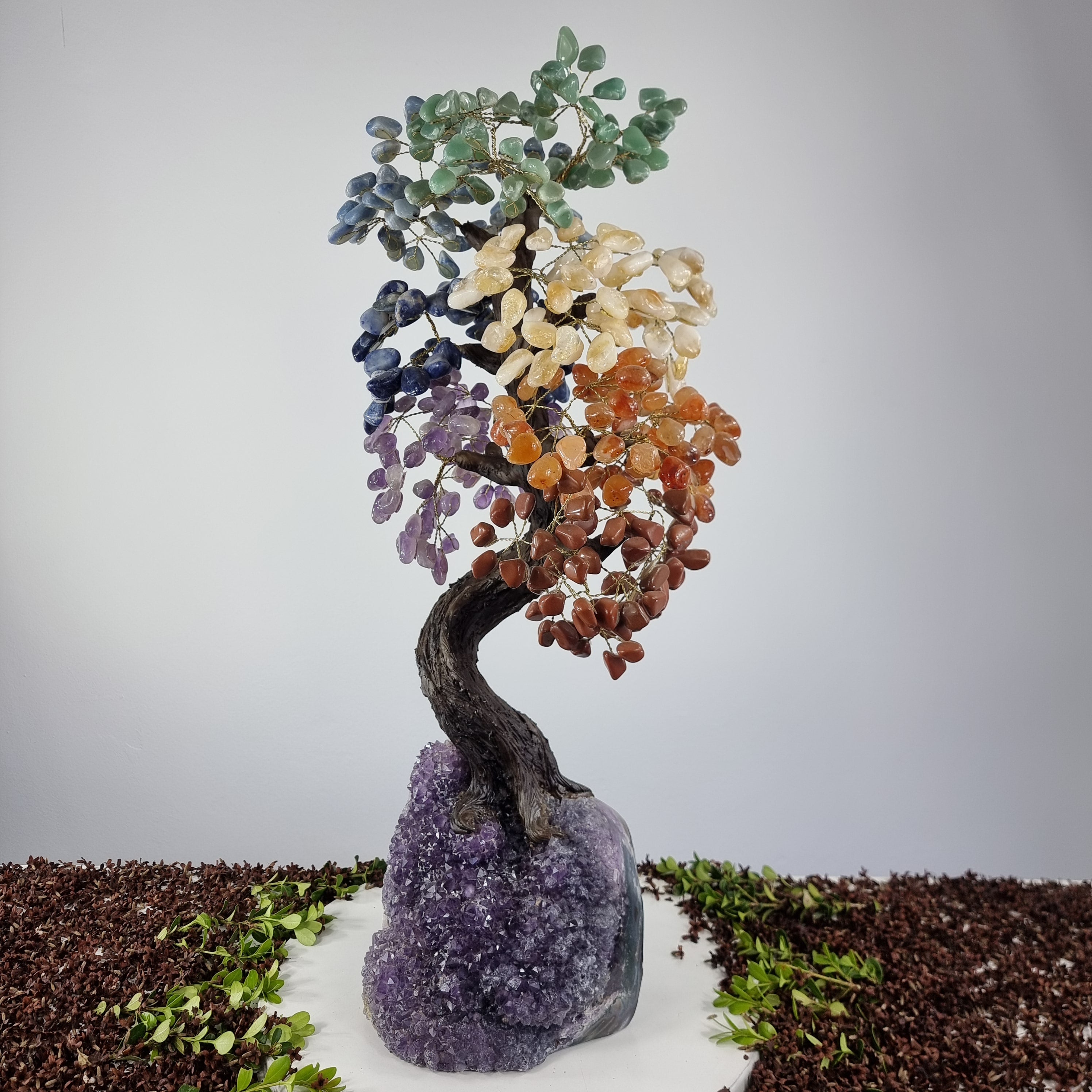 Árbol de 7 CHAKRAS Arco Iris Natural | 720 Piedras, 120 ramas | Base de Amatista con 70 cm de altura - Pieza Artesanal BR Crystals