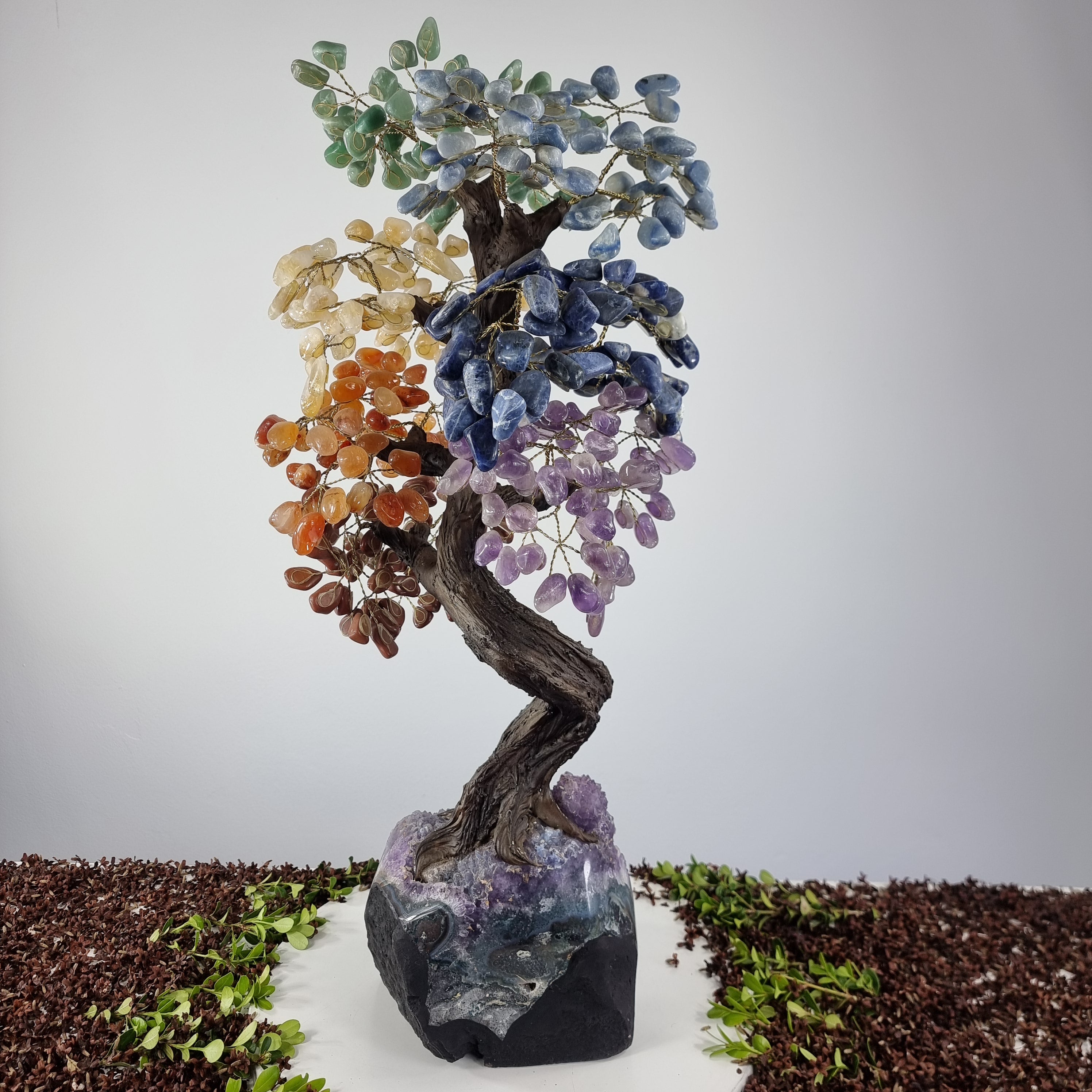 Árbol de 7 CHAKRAS Arco Iris Natural | 720 Piedras, 120 ramas | Base de Amatista con 70 cm de altura - Pieza Artesanal BR Crystals