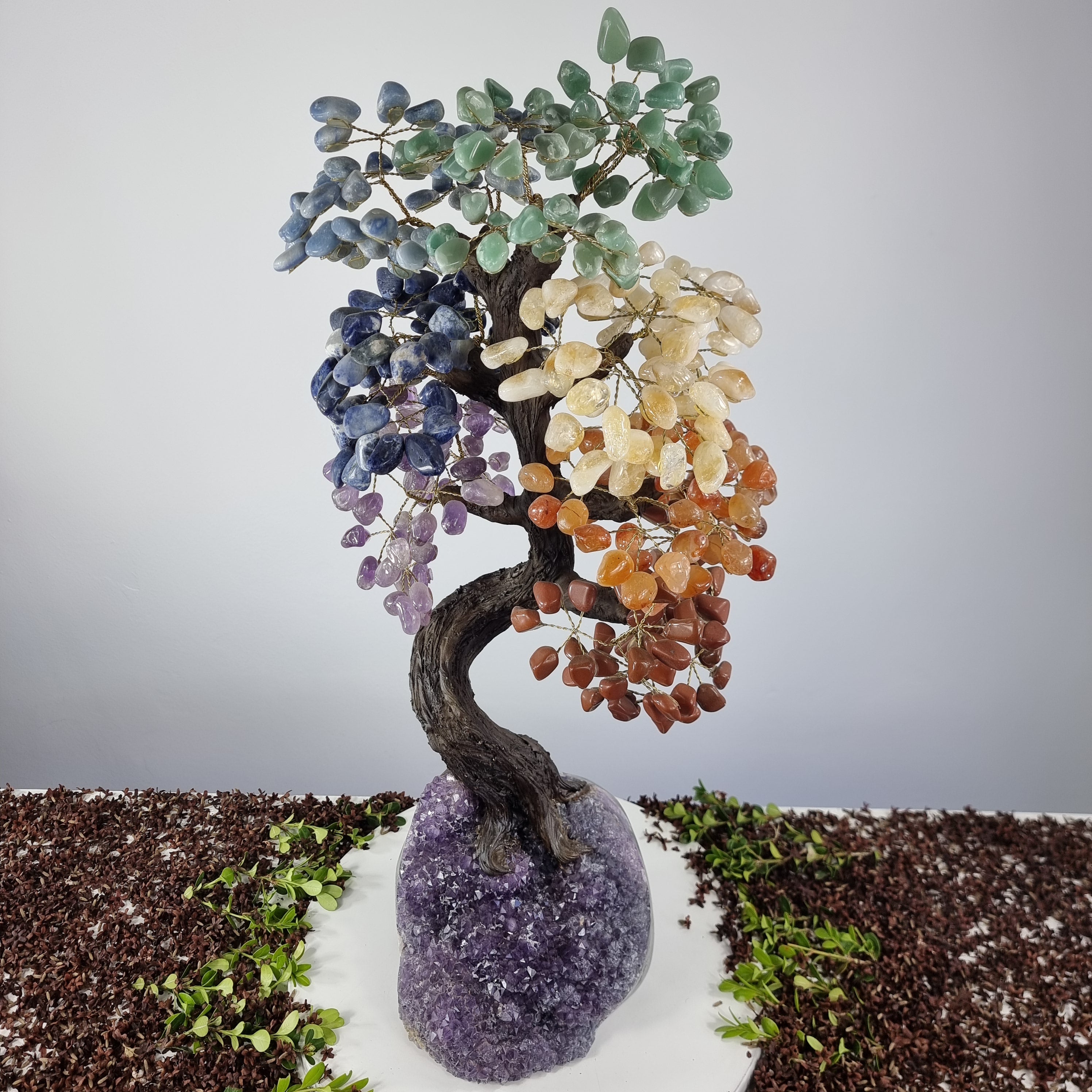 Árbol de 7 CHAKRAS Arco Iris Natural | 720 Piedras, 120 ramas | Base de Amatista con 70 cm de altura - Pieza Artesanal BR Crystals