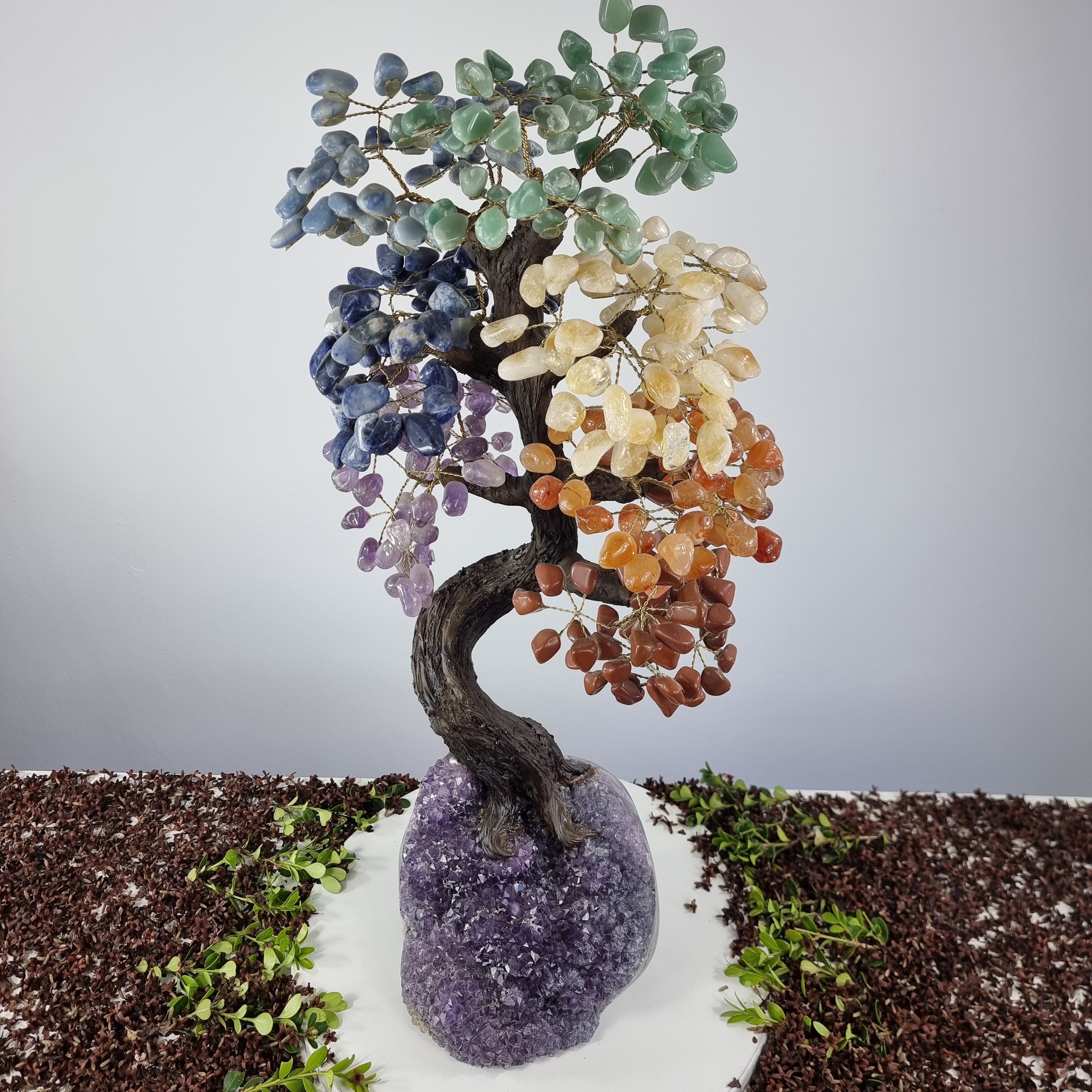 Árbol de 7 CHAKRAS Arco Iris Natural | 720 Piedras, 120 ramas | Base de Amatista con 70 cm de altura - Pieza Artesanal BR Crystals