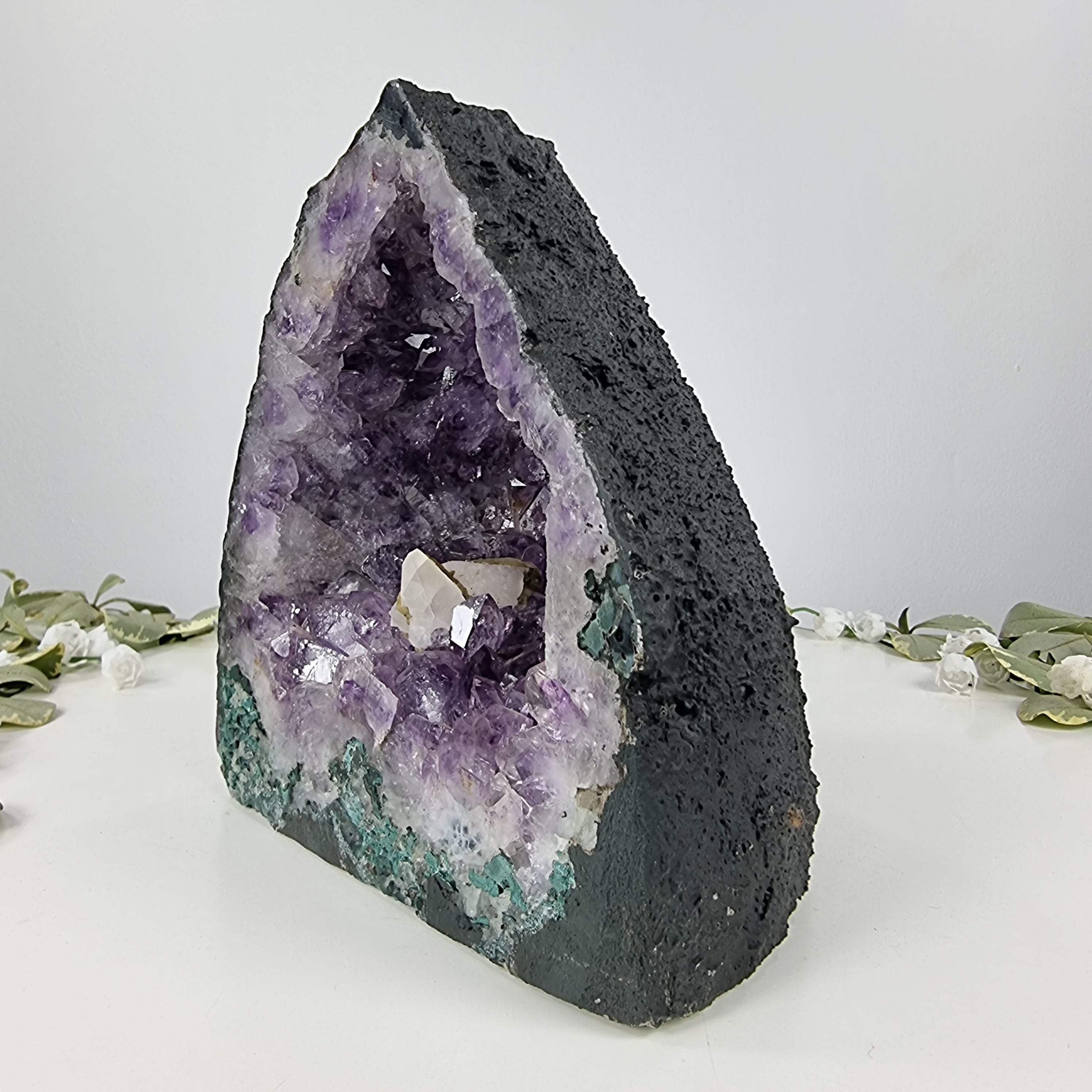 Capilla de Amatista Bruta Drusa - Geoda de Amatista 3,35 Kgs, Energía, Belleza y Sofisticación