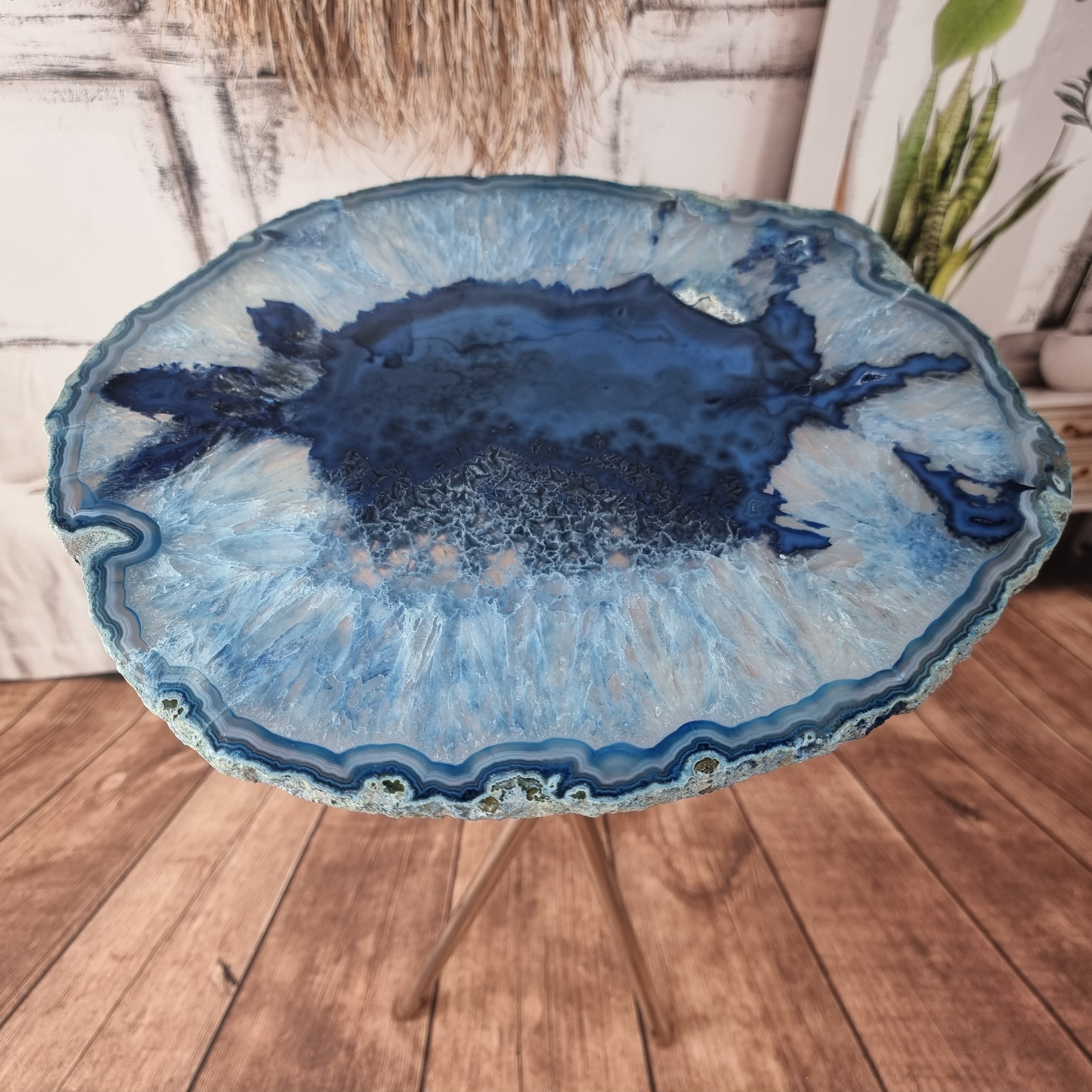Mesa Auxiliar de Ágatas Naturales Láminas FINAS | Base Trípode | Altura de 60 cm - Pieza Artesanal BR Crystals