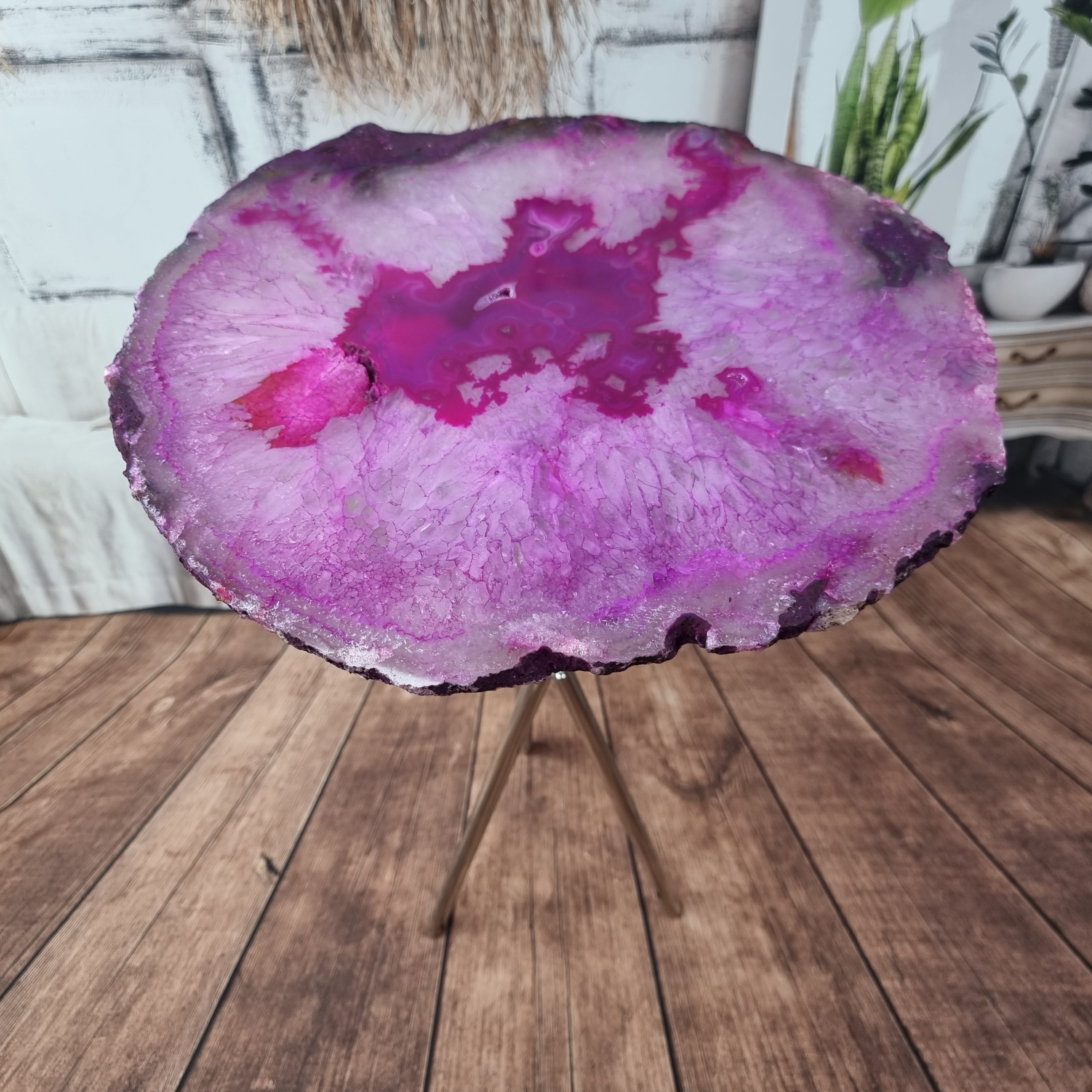 Mesa Auxiliar de Ágatas Naturales Láminas FINAS | Base Trípode | Altura de 60 cm - Pieza Artesanal BR Crystals
