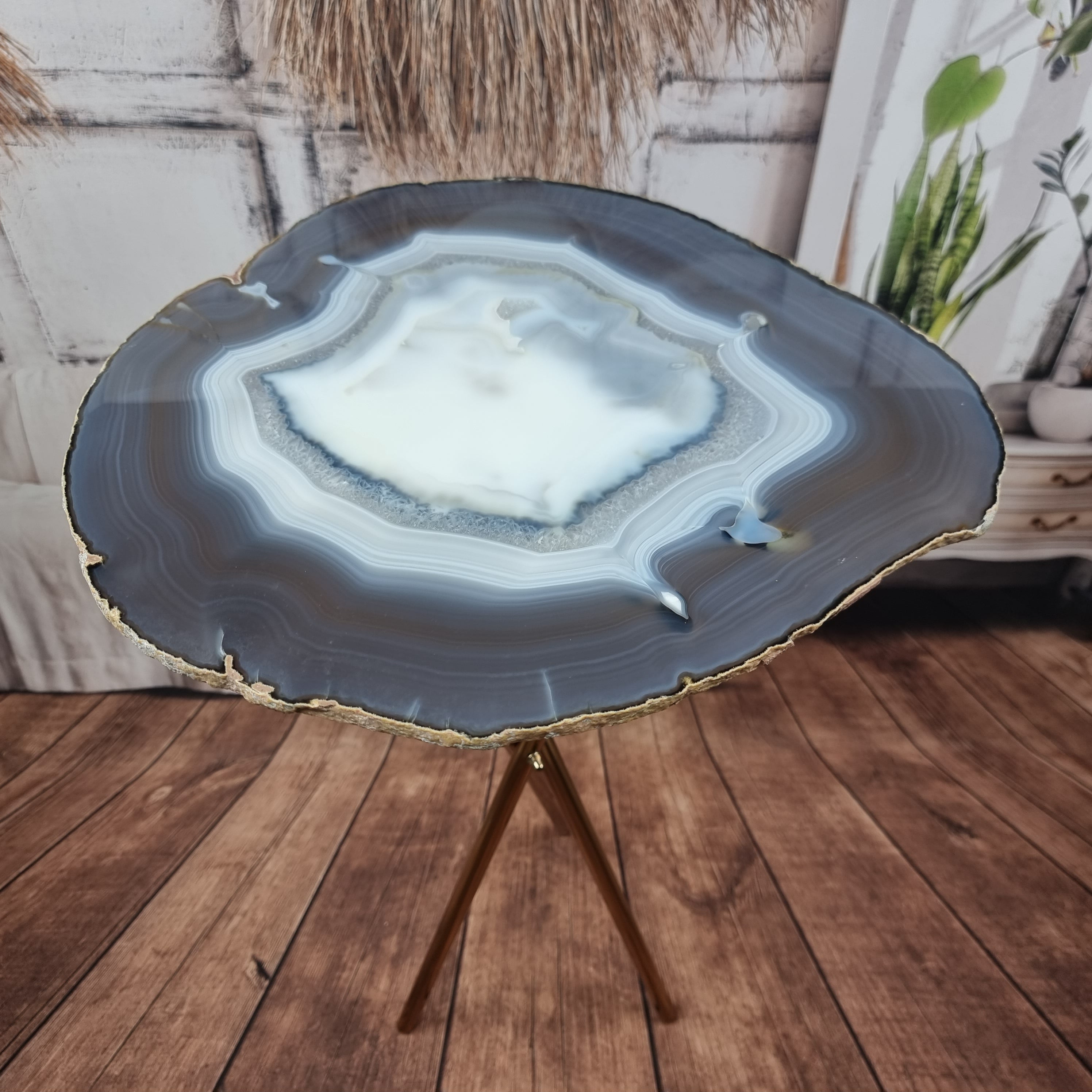 Mesa Auxiliar de Ágatas Naturales Láminas FINAS | Base Trípode | Altura de 60 cm - Pieza Artesanal BR Crystals