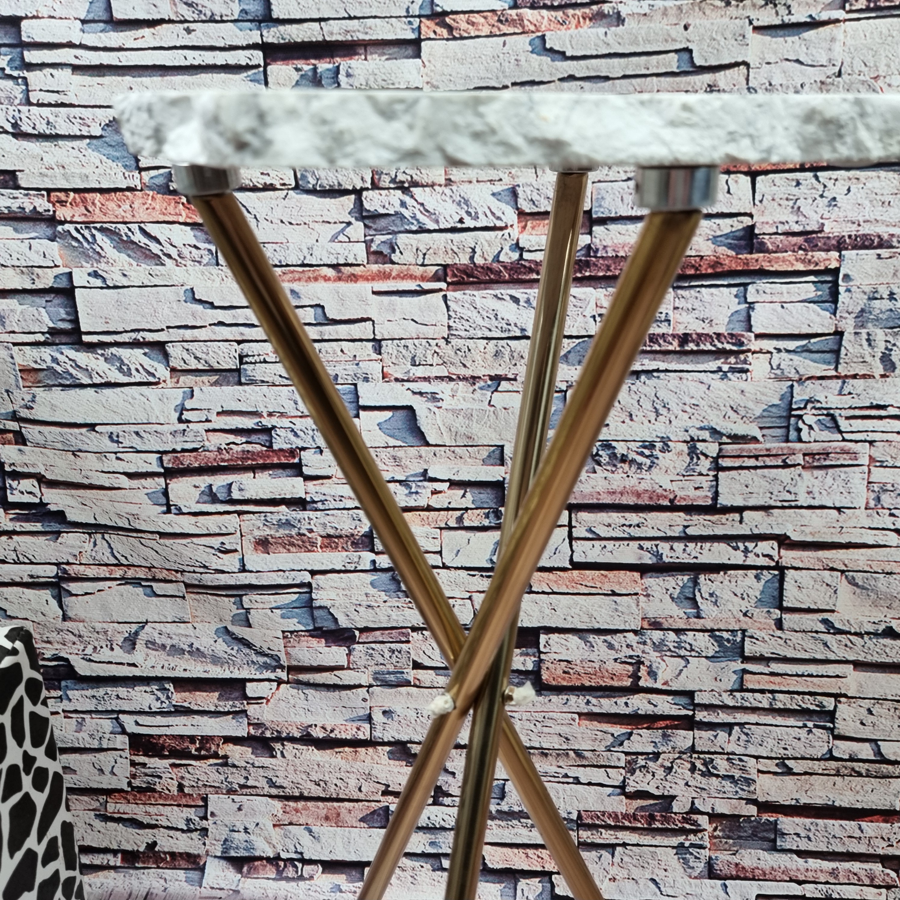 Mesa auxiliar Hawlita Stone con base dorada de 60 cm de alto, peso total 5 kg