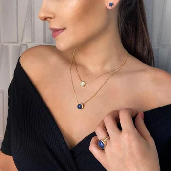 Conjunto de collar y pendientes bañados en oro