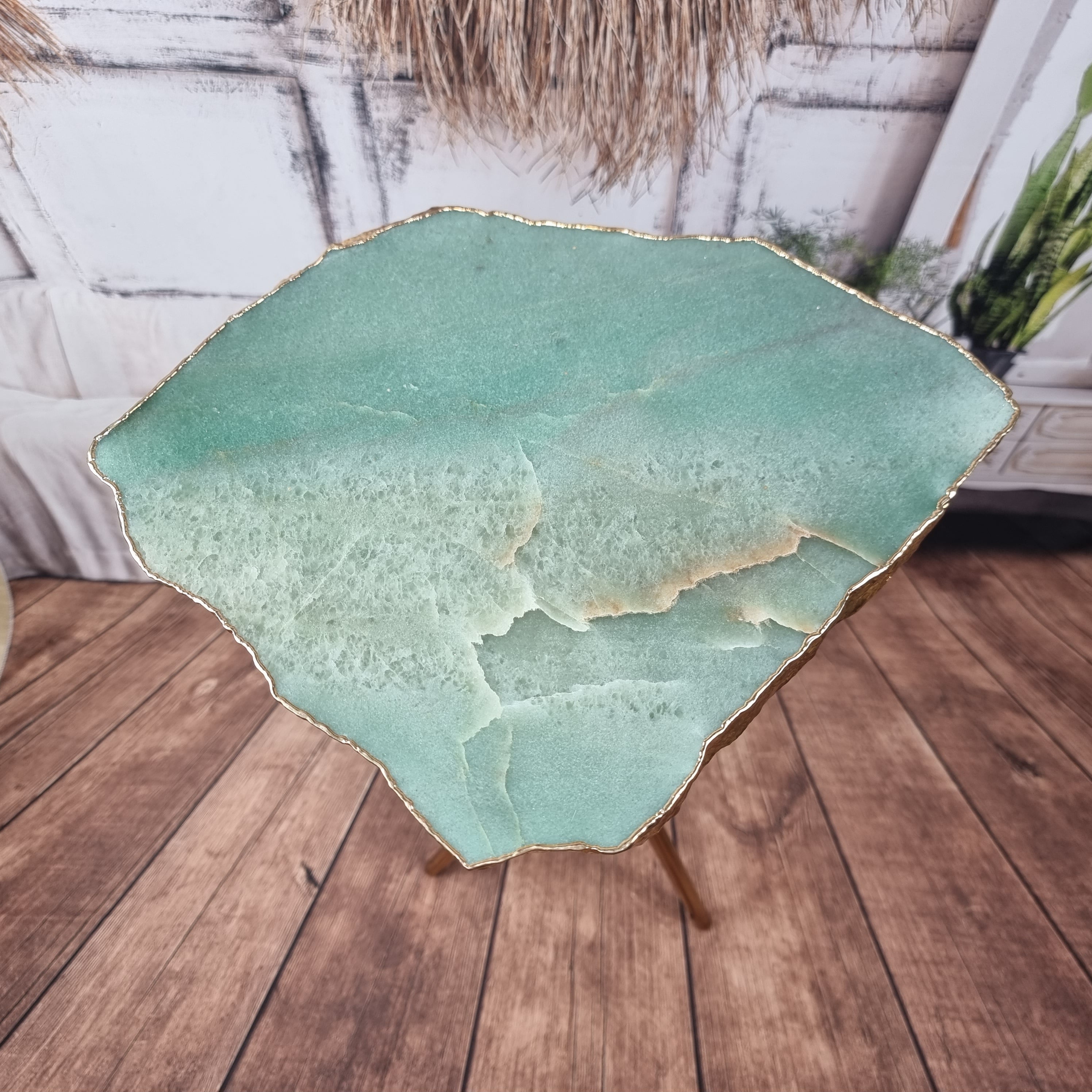 Mesa auxiliar de cuarzo verde con base dorada de 60 cm de alto, peso total 5 kg