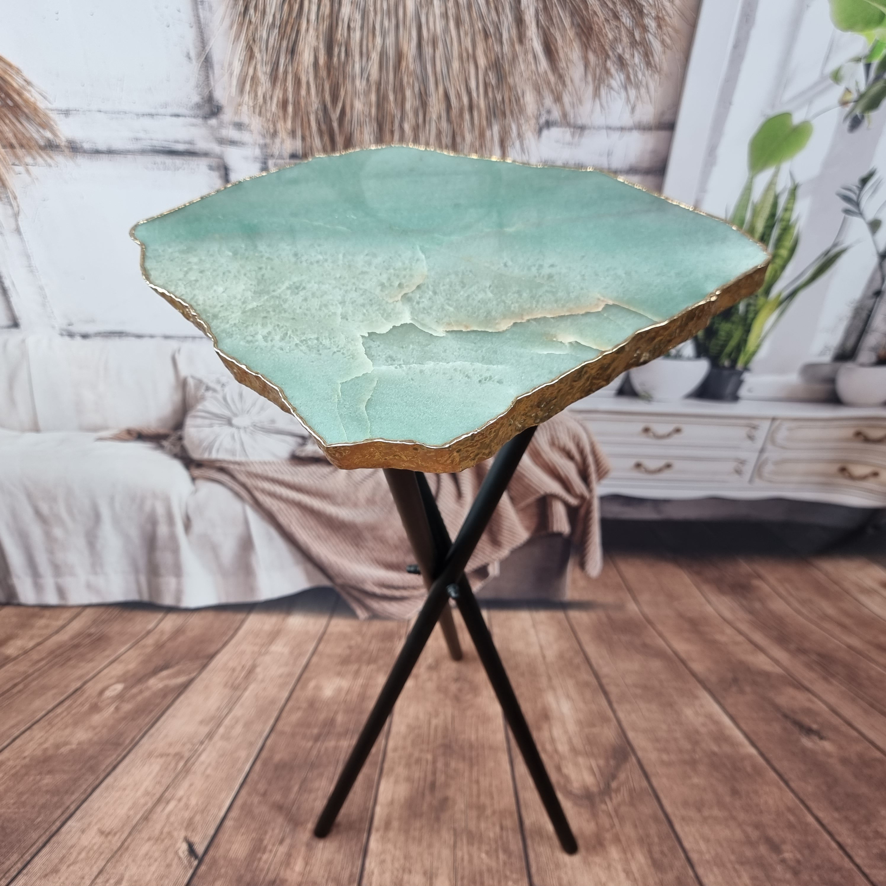 Mesa auxiliar de cuarzo verde con base dorada de 60 cm de alto, peso total 5 kg