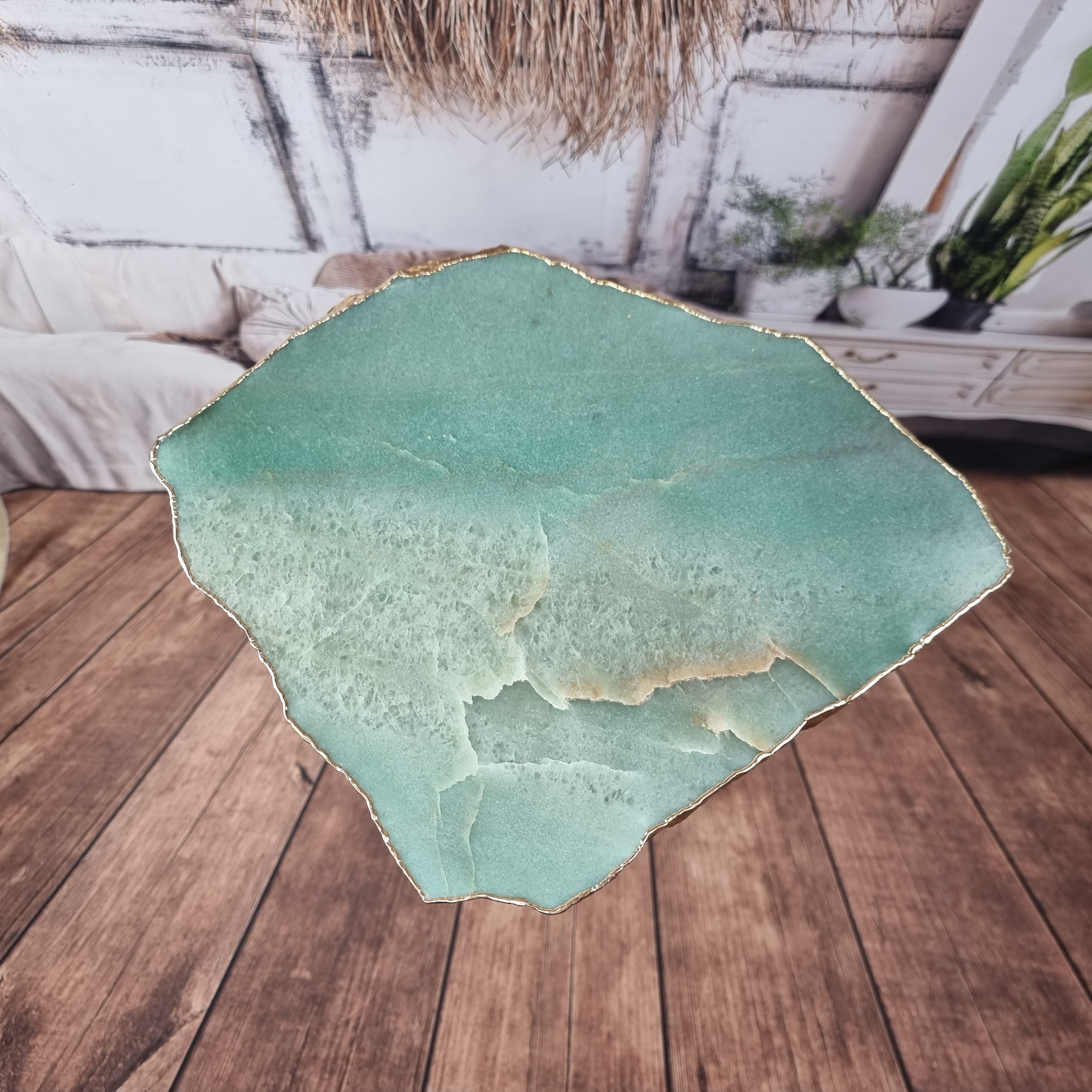 Mesa auxiliar de cuarzo verde con base dorada de 60 cm de alto, peso total 5 kg