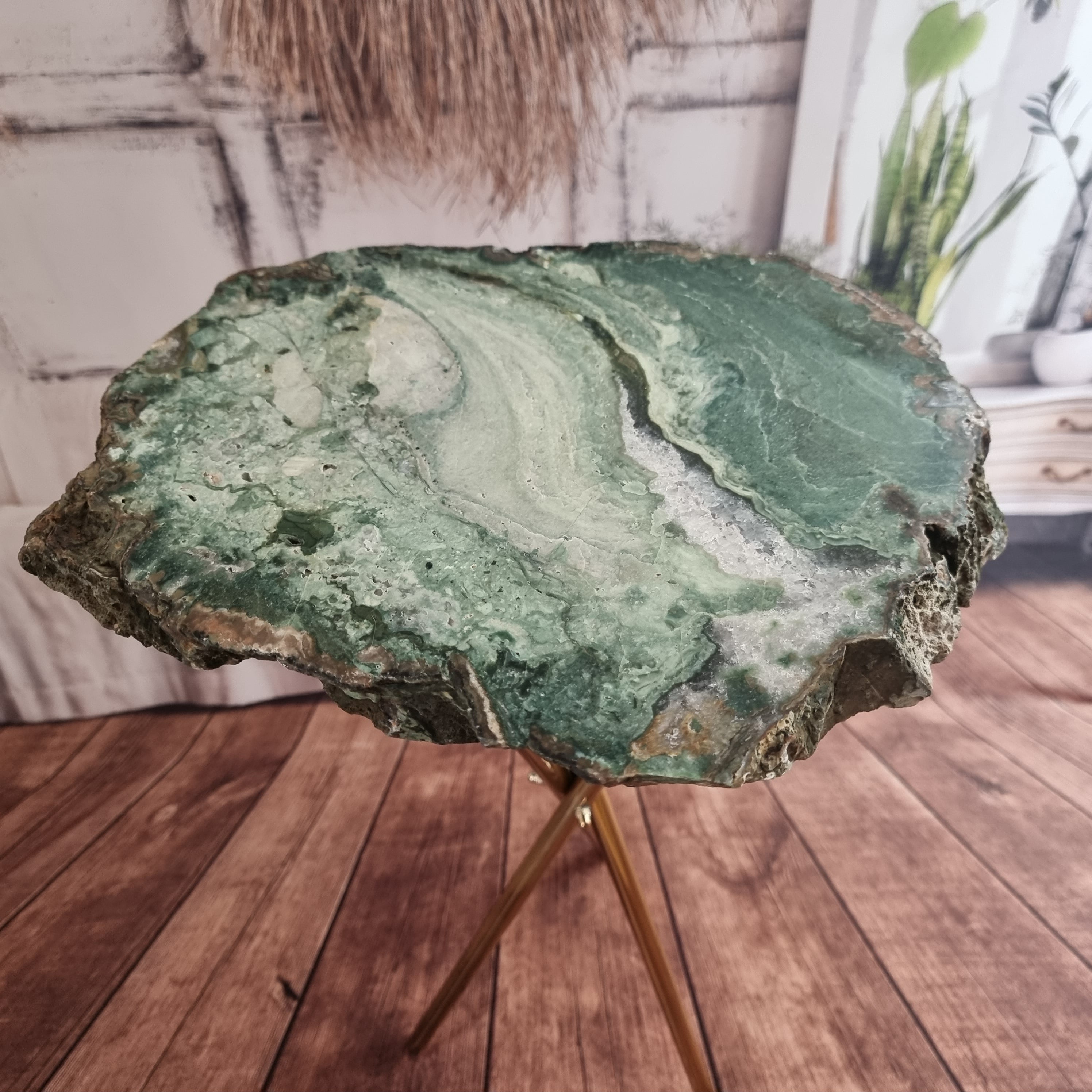 Mesa Auxiliar de Ágata Verde | Base Trípode Negra | Altura de 60 cm - Pieza Artesanal BR Crystals