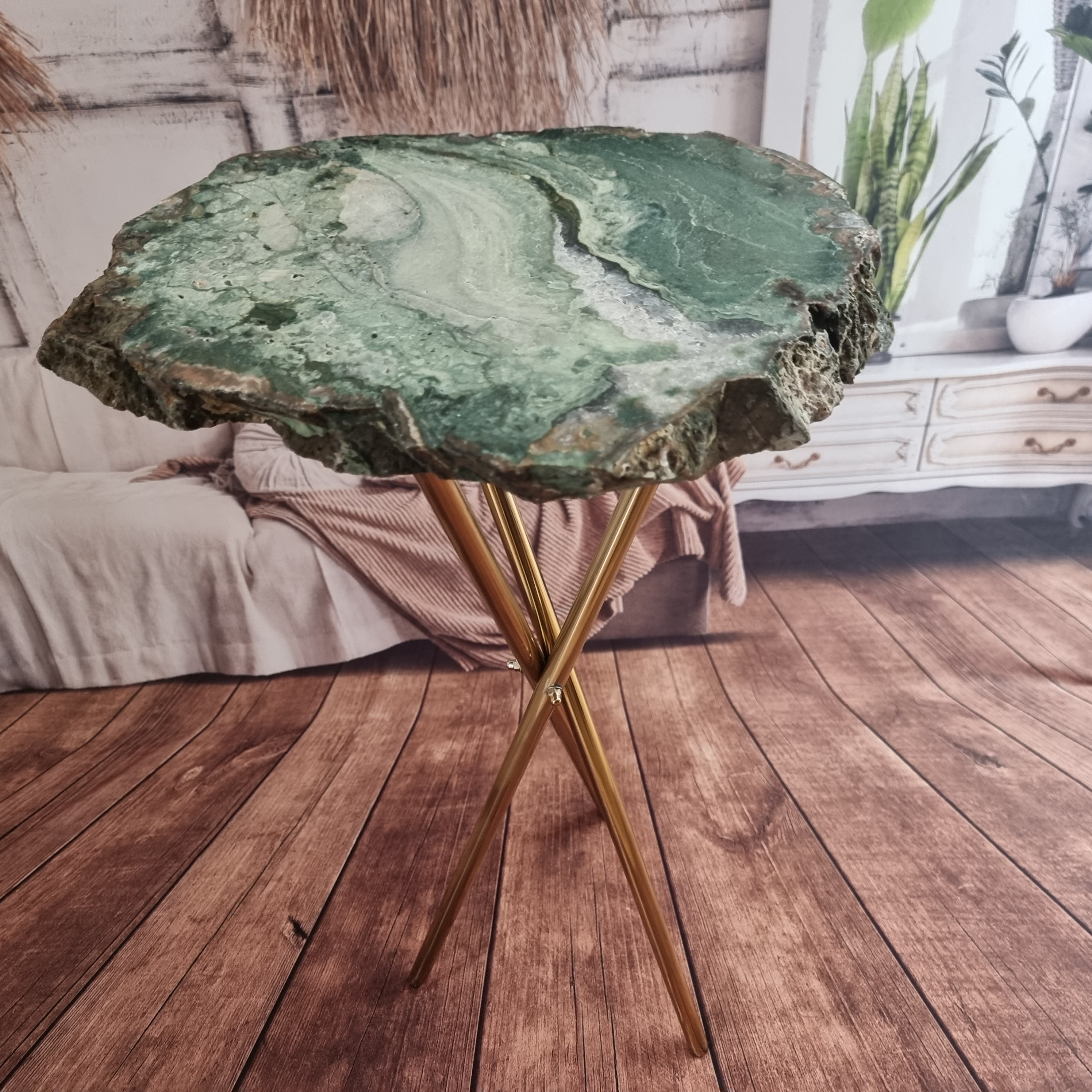 Mesa Auxiliar de Ágata Verde | Base Trípode Negra | Altura de 60 cm - Pieza Artesanal BR Crystals