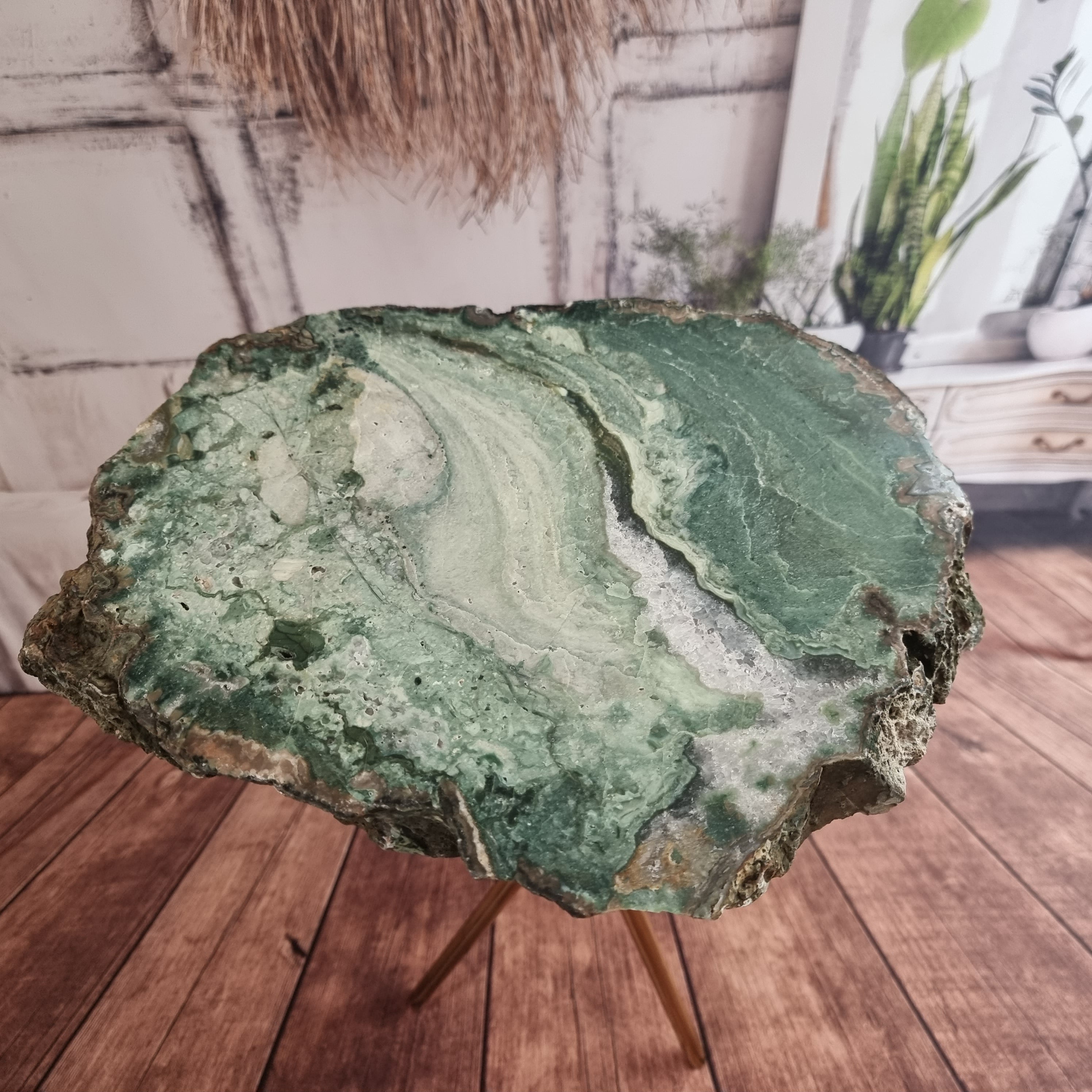 Mesa Auxiliar de Ágata Verde | Base Trípode Negra | Altura de 60 cm - Pieza Artesanal BR Crystals