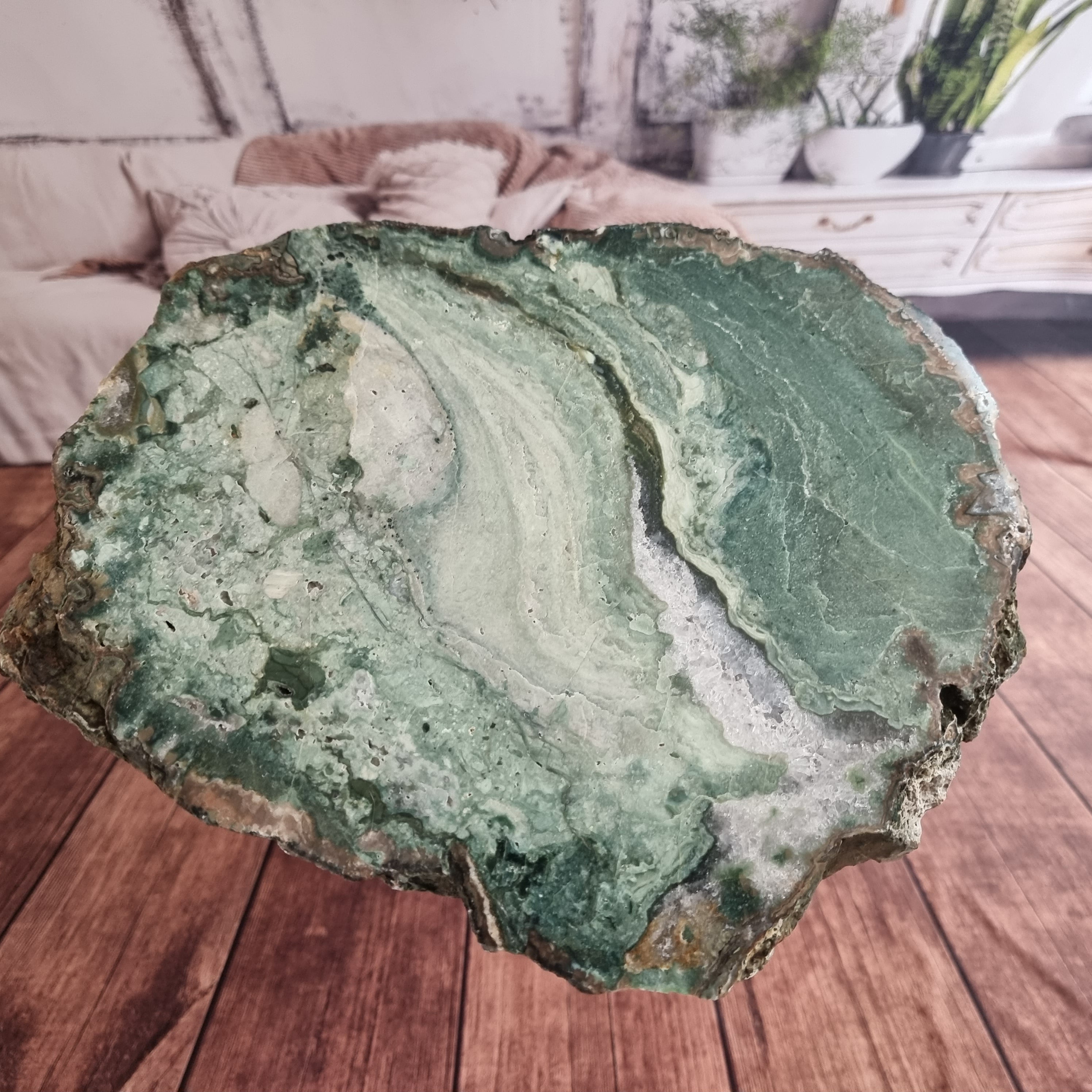 Mesa Auxiliar de Ágata Verde | Base Trípode Negra | Altura de 60 cm - Pieza Artesanal BR Crystals