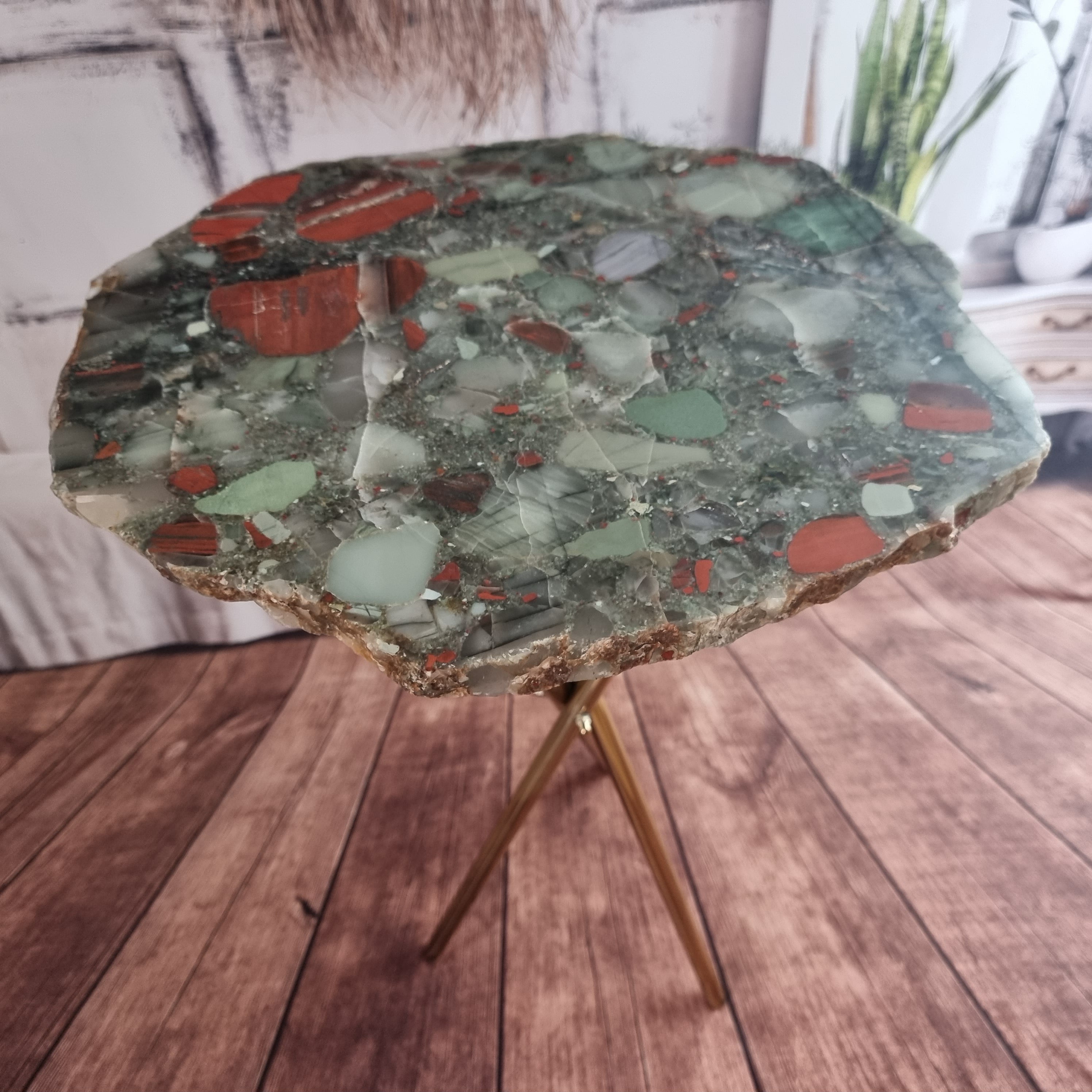 Mesa Lateral de Cristal Piedra de Sangre | Base Trípode Negra | Altura de 60 cm - Pieza Artesanal BR Crystals