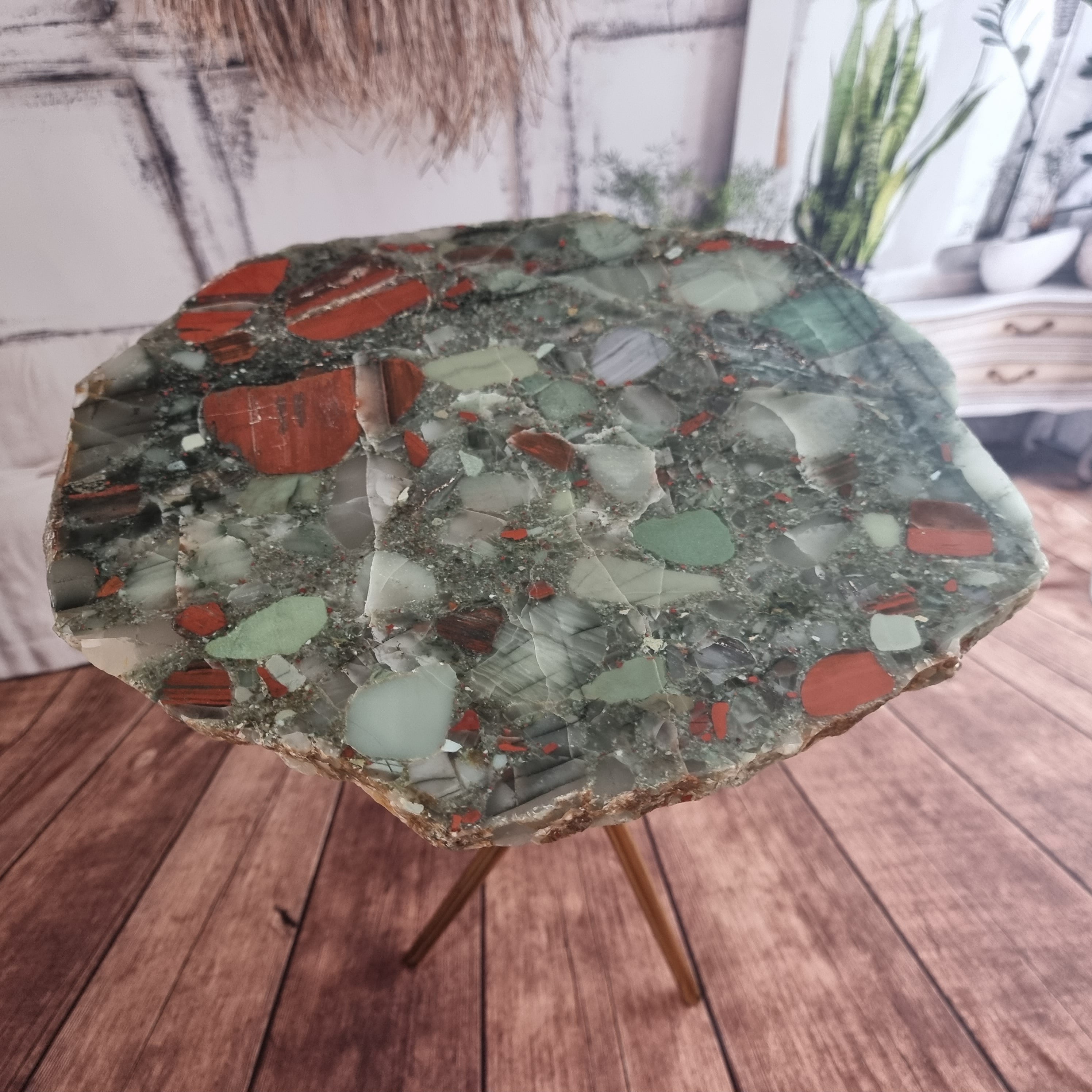 Mesa Lateral de Cristal Piedra de Sangre | Base Trípode Negra | Altura de 60 cm - Pieza Artesanal BR Crystals