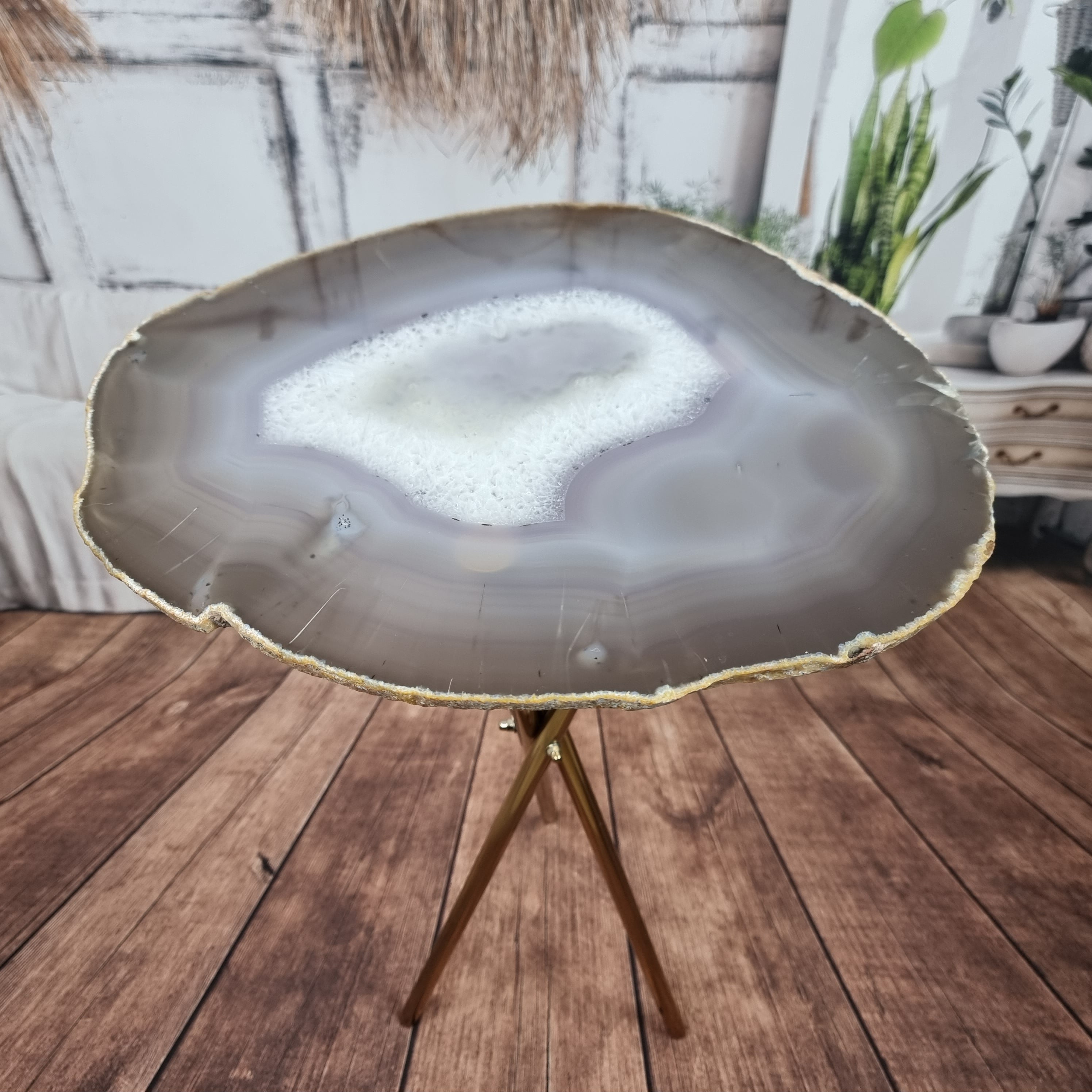 Mesa auxiliar de ágatas en láminas FINAS | Base trípode de latón dorado | Altura de 60 cm - Pieza artesanal de BR Crystals