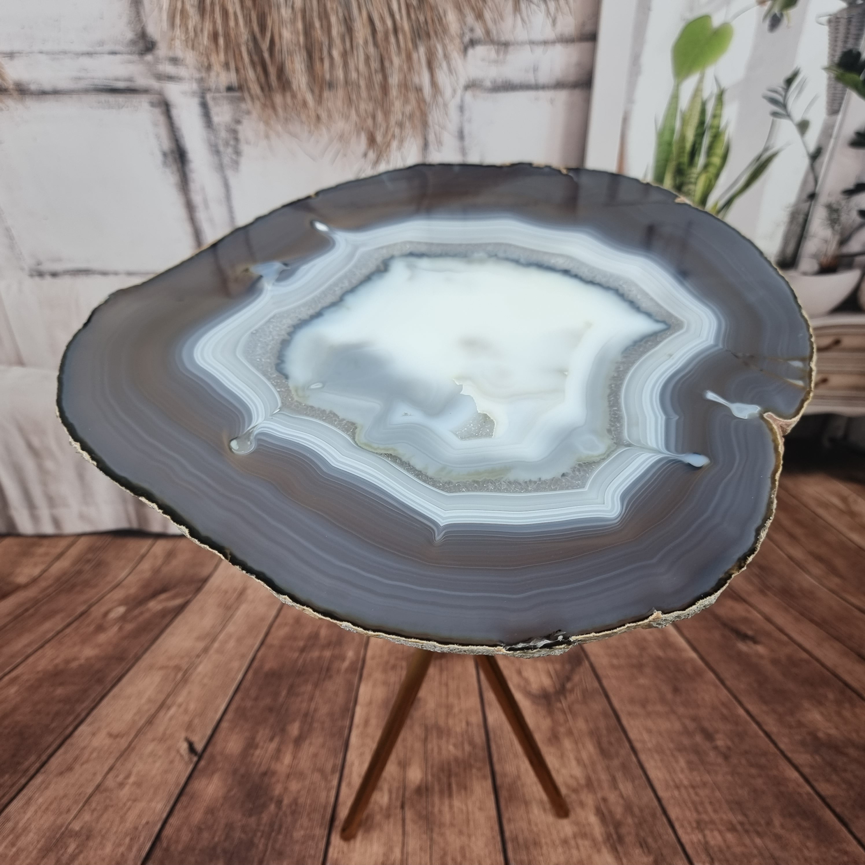 Mesa auxiliar de ágatas en láminas FINAS | Base trípode de latón dorado | Altura de 60 cm - Pieza artesanal de BR Crystals