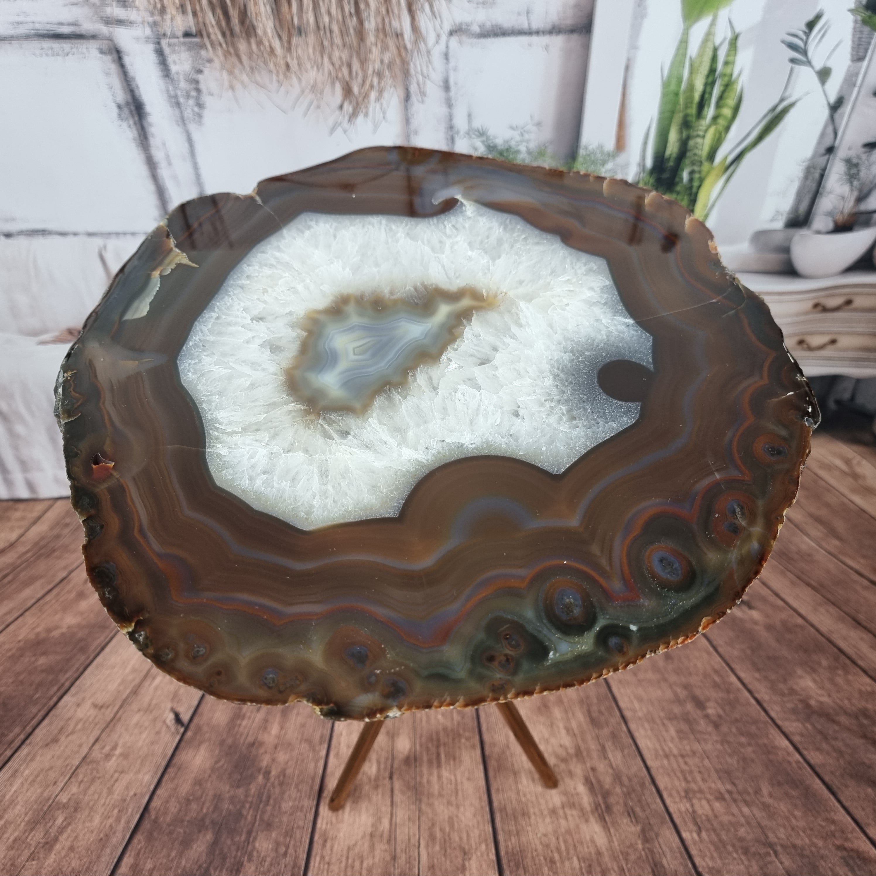 Mesa auxiliar de ágatas en láminas FINAS | Base trípode de latón dorado | Altura de 60 cm - Pieza artesanal de BR Crystals