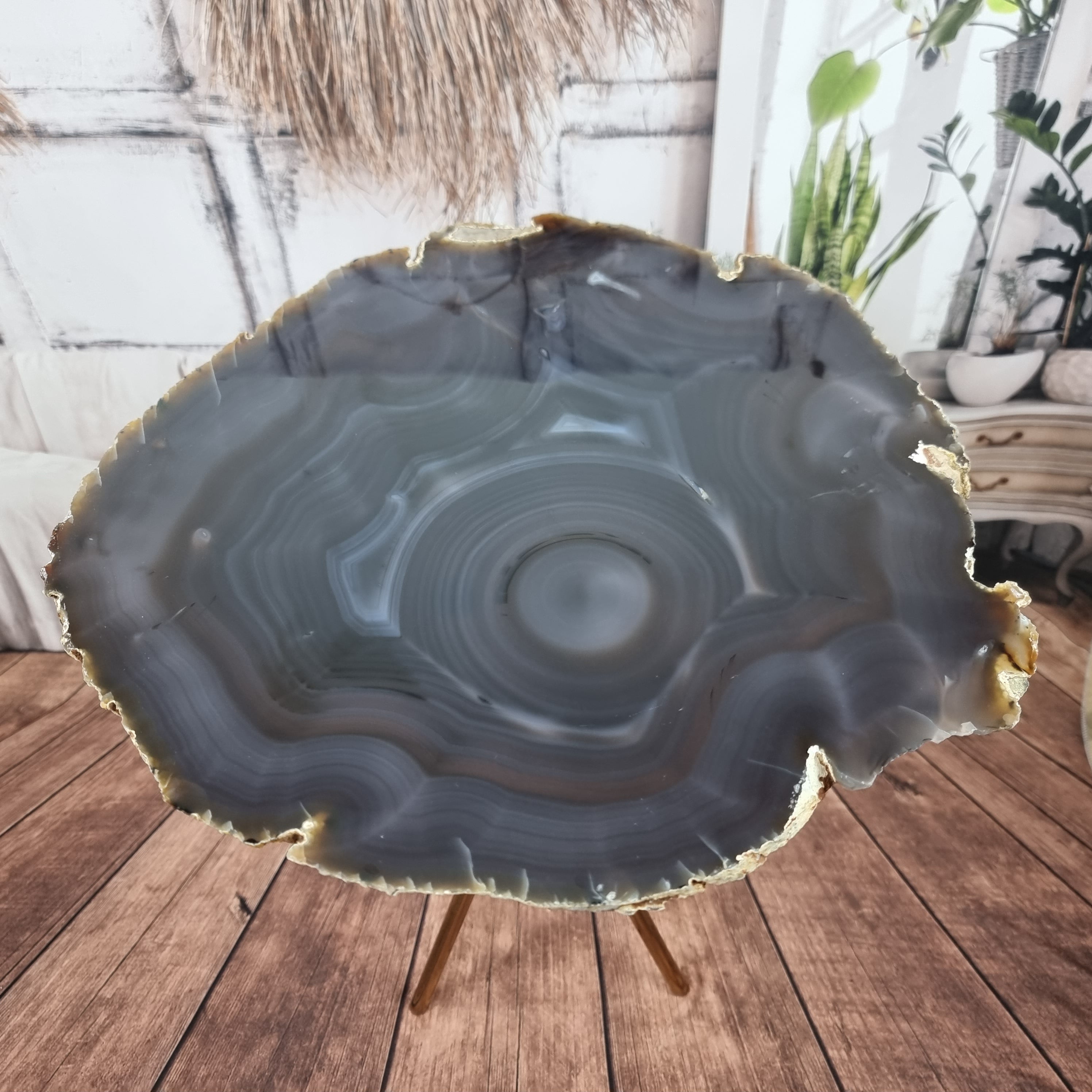 Mesa auxiliar de ágatas en láminas FINAS | Base trípode de latón dorado | Altura de 60 cm - Pieza artesanal de BR Crystals