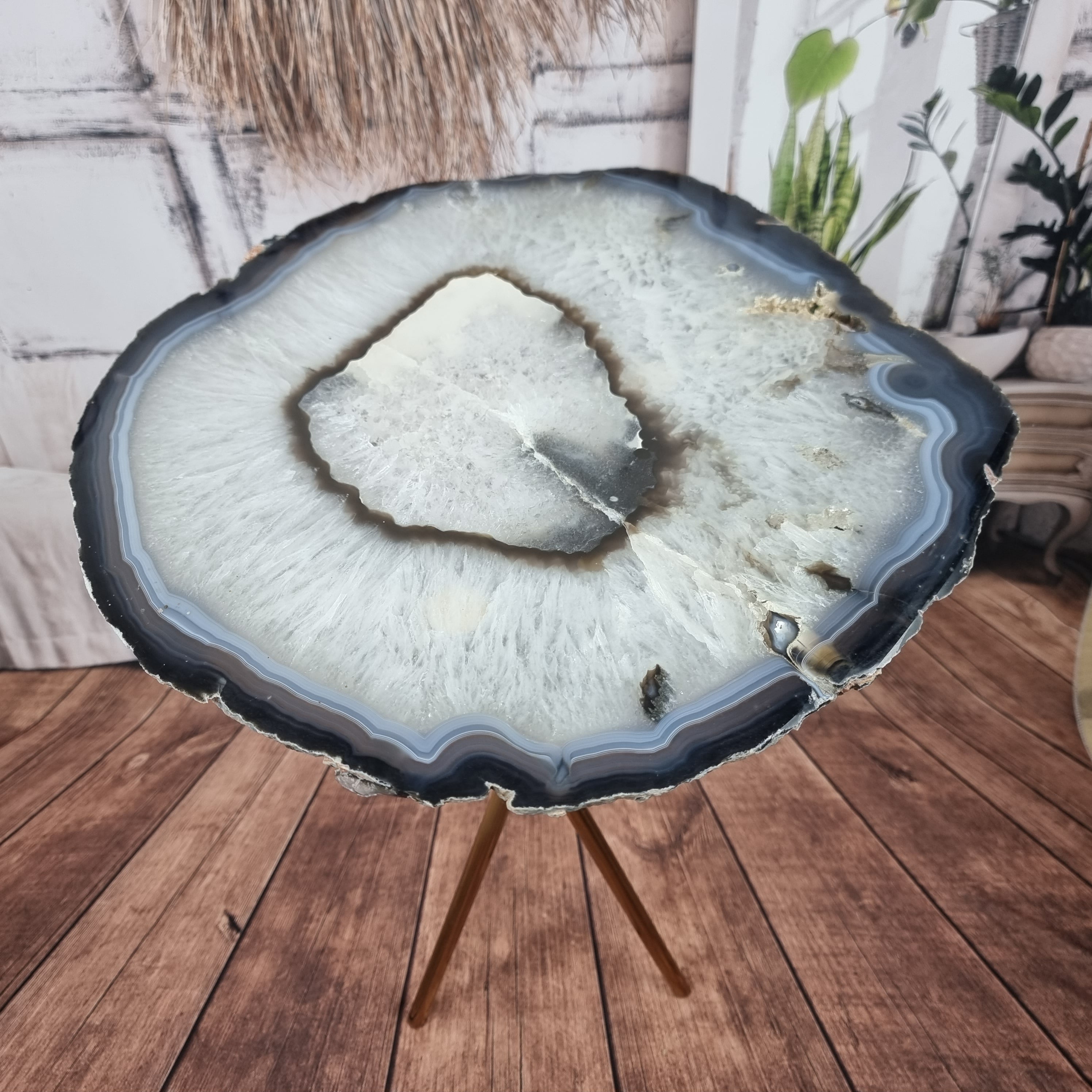 Mesa auxiliar de ágatas en láminas FINAS | Base trípode de latón dorado | Altura de 60 cm - Pieza artesanal de BR Crystals