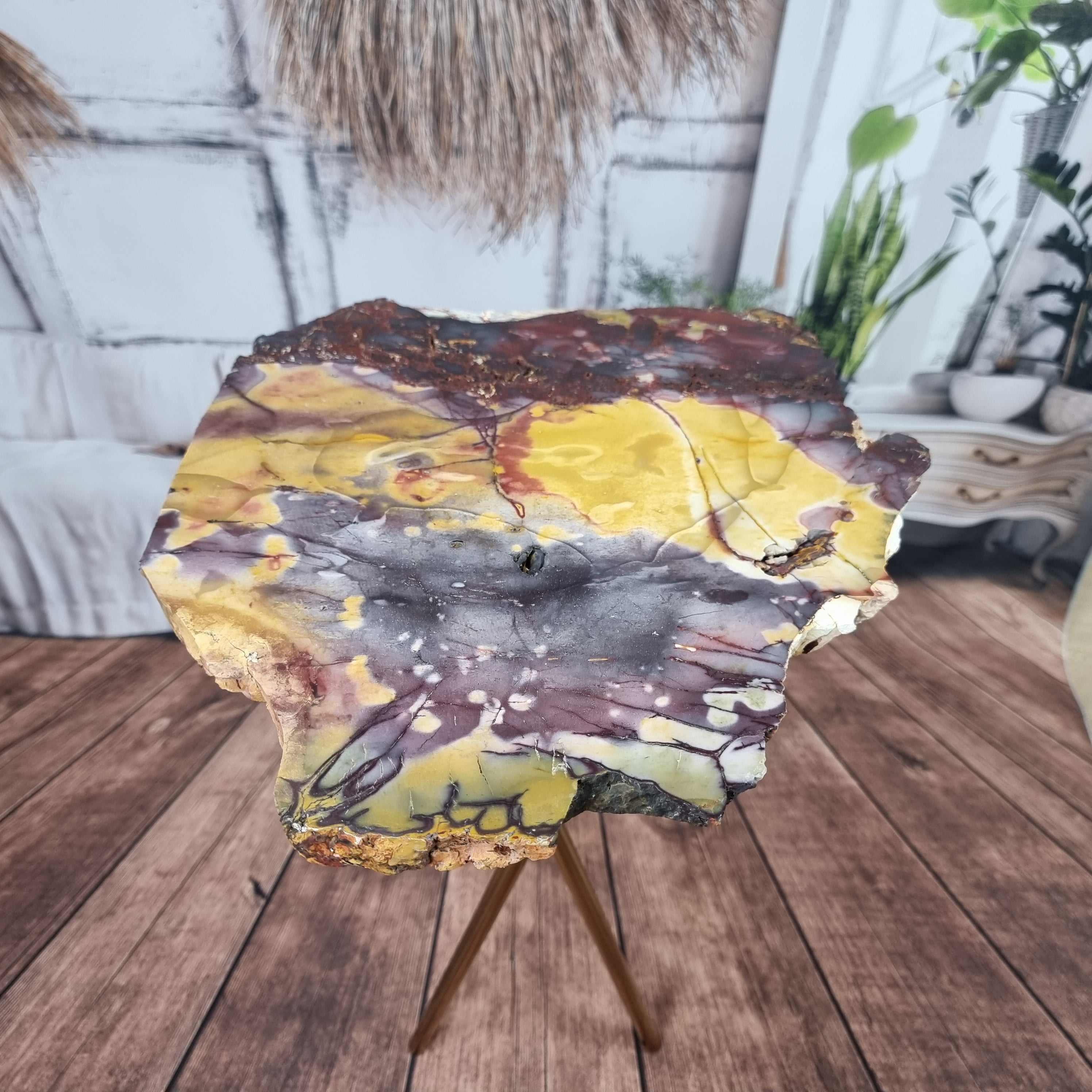 Mesa auxiliar Mokaita Stone con base dorada de 60 cm de alto y peso total 5 kg