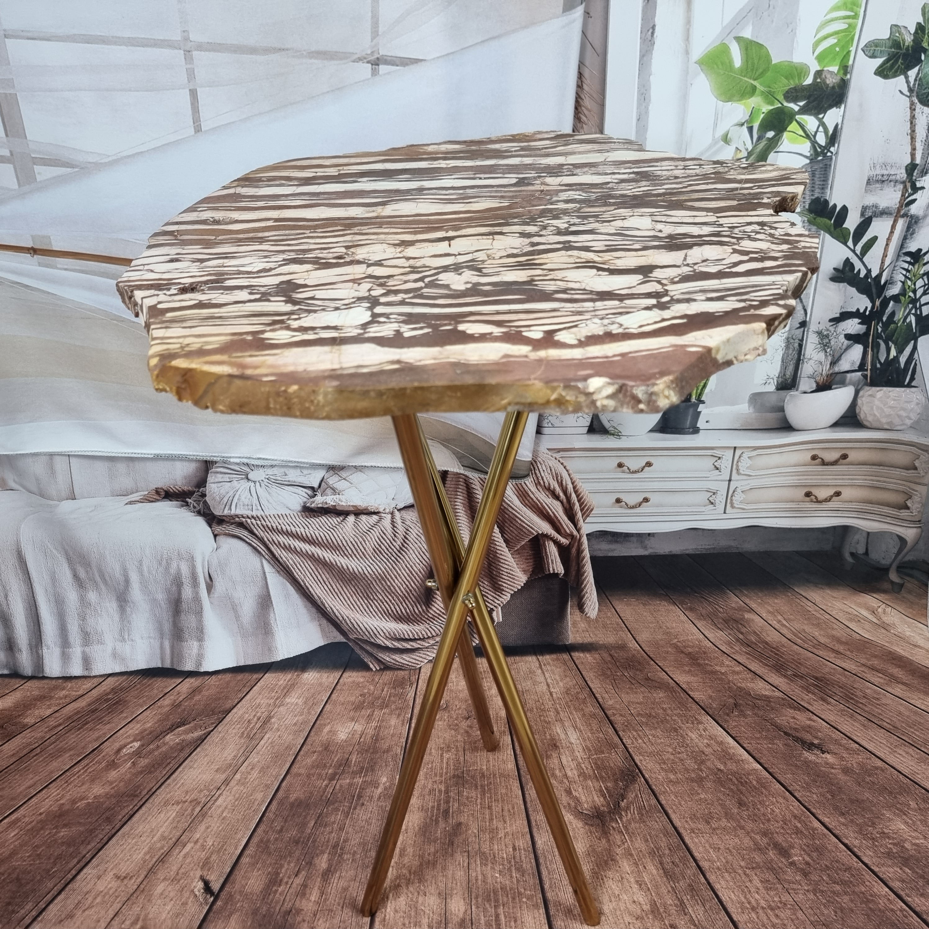 Mesa Lateral de JASPE VETEADO| Base Trípode Latón Oro | Altura de 60 cm - Pieza Artesanal BR Crystals