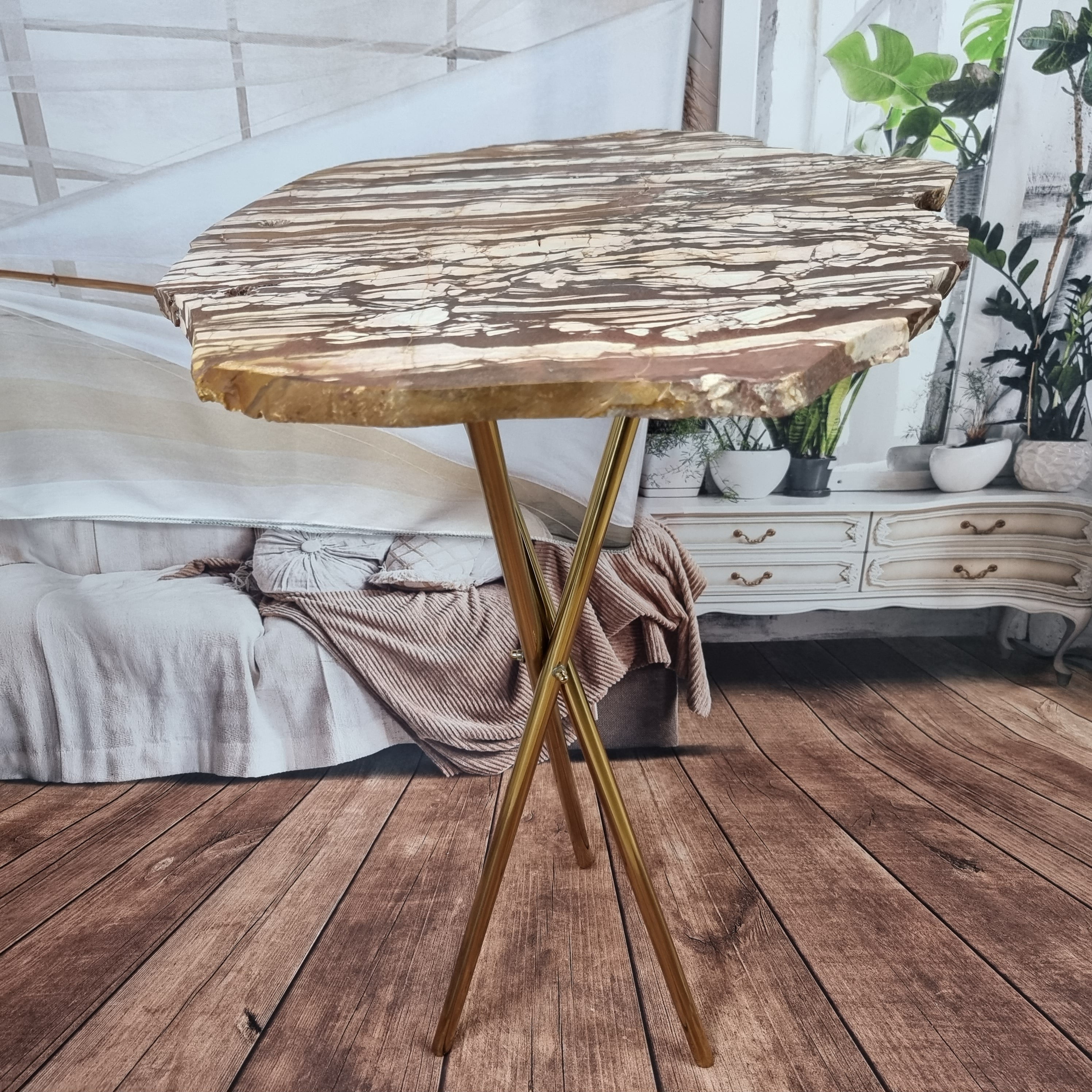 Mesa Lateral de JASPE VETEADO| Base Trípode Latón Oro | Altura de 60 cm - Pieza Artesanal BR Crystals