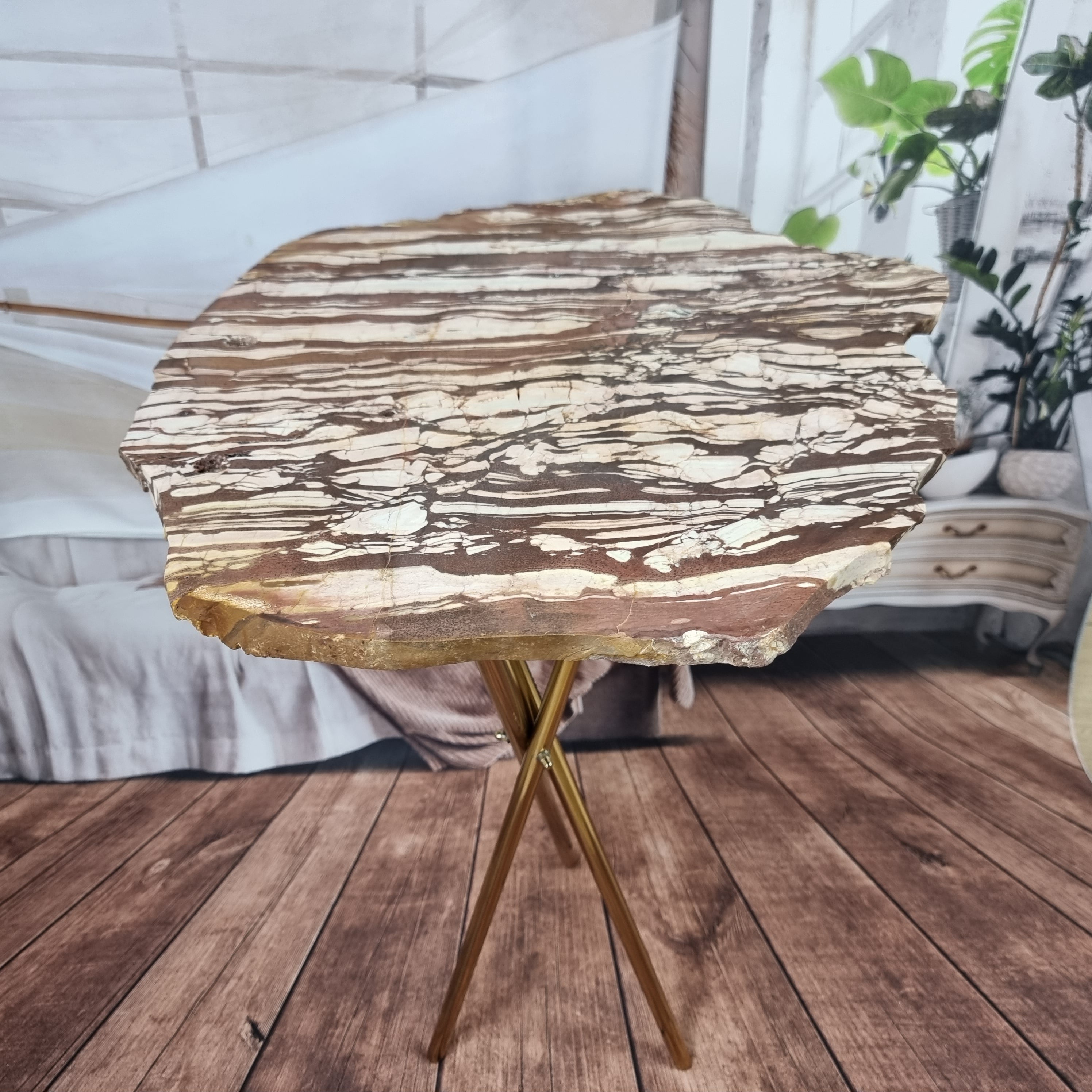 Mesa Lateral de JASPE VETEADO| Base Trípode Latón Oro | Altura de 60 cm - Pieza Artesanal BR Crystals