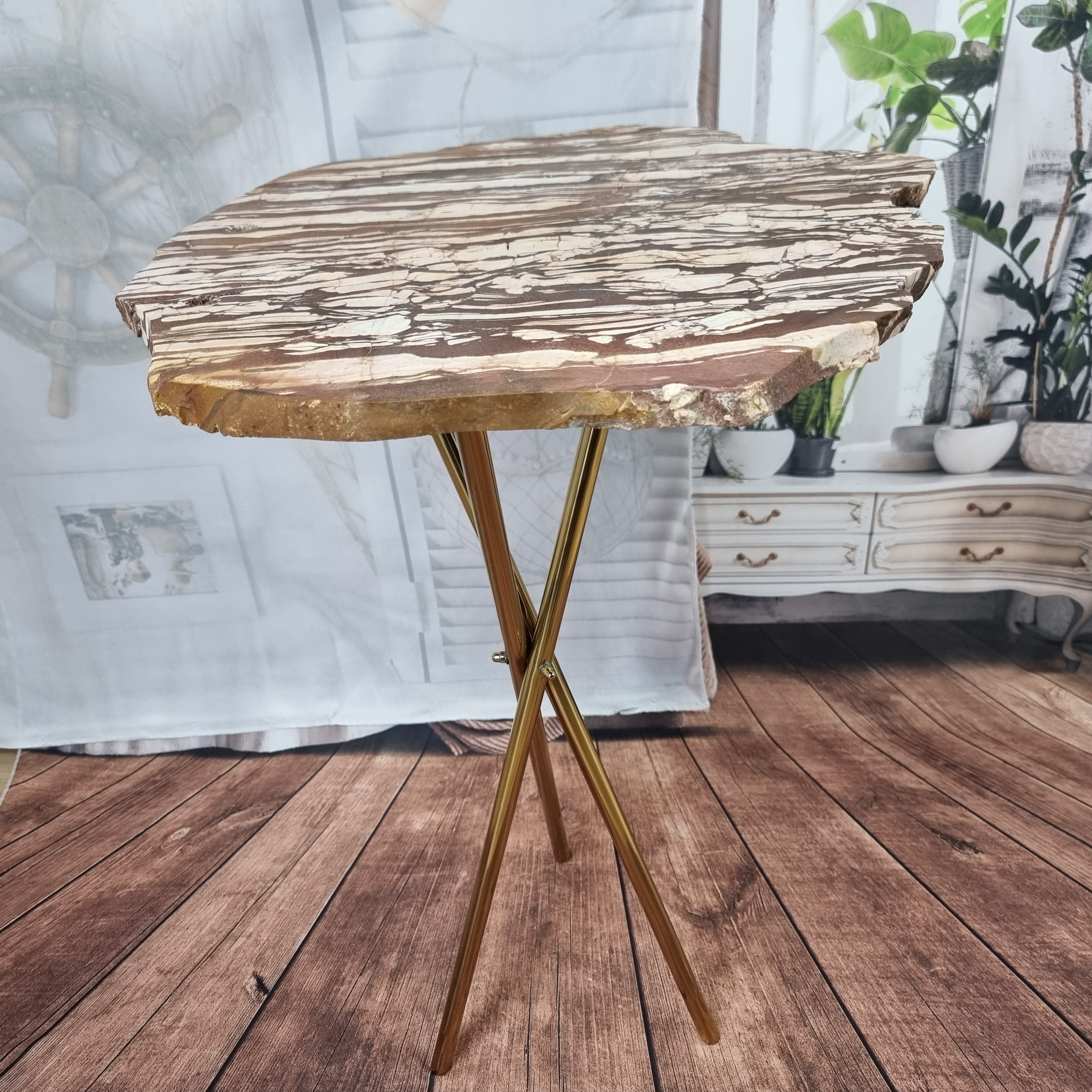 Mesa Lateral de JASPE VETEADO| Base Trípode Latón Oro | Altura de 60 cm - Pieza Artesanal BR Crystals