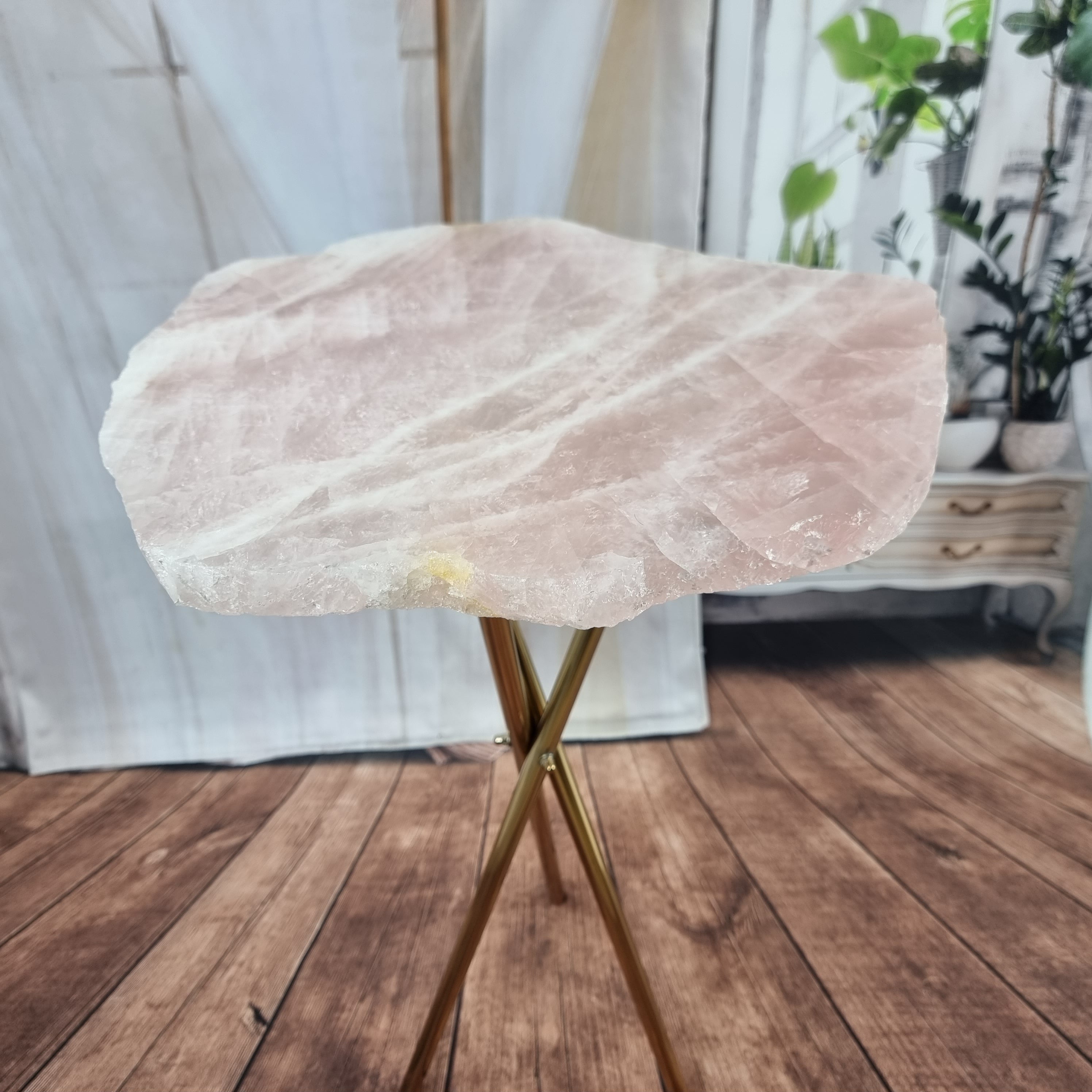 Mesa Lateral de CUARZO ROSA sin Baño | Base Trípode Negra | Altura de 60 cm - Pieza Artesanal BR Crystals
