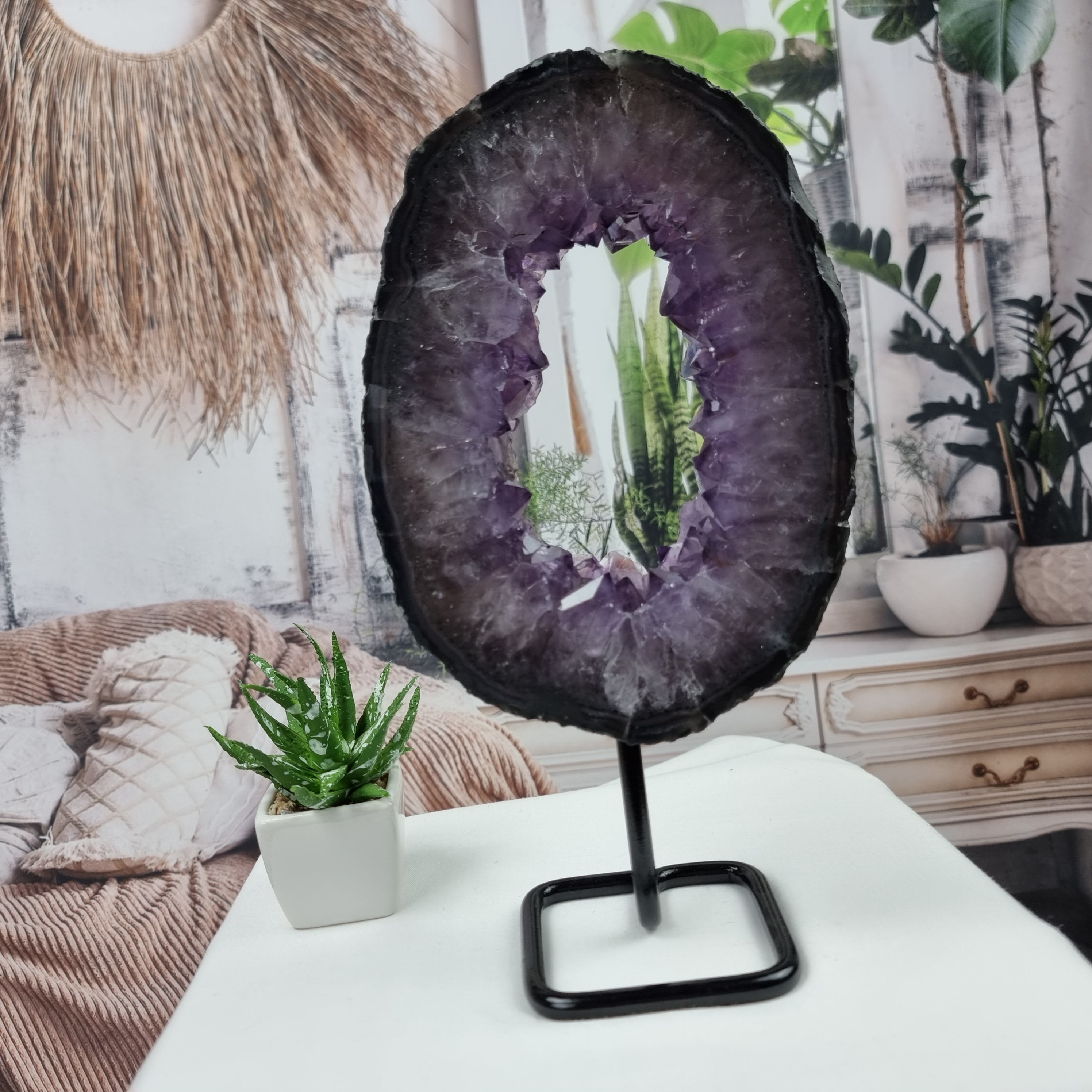 Argolla de Amatista con Cristales Special | Base de Hierro Negra | Peso 1,65 kgs, Altura 27 cm | Energía, Belleza y Sofisticación