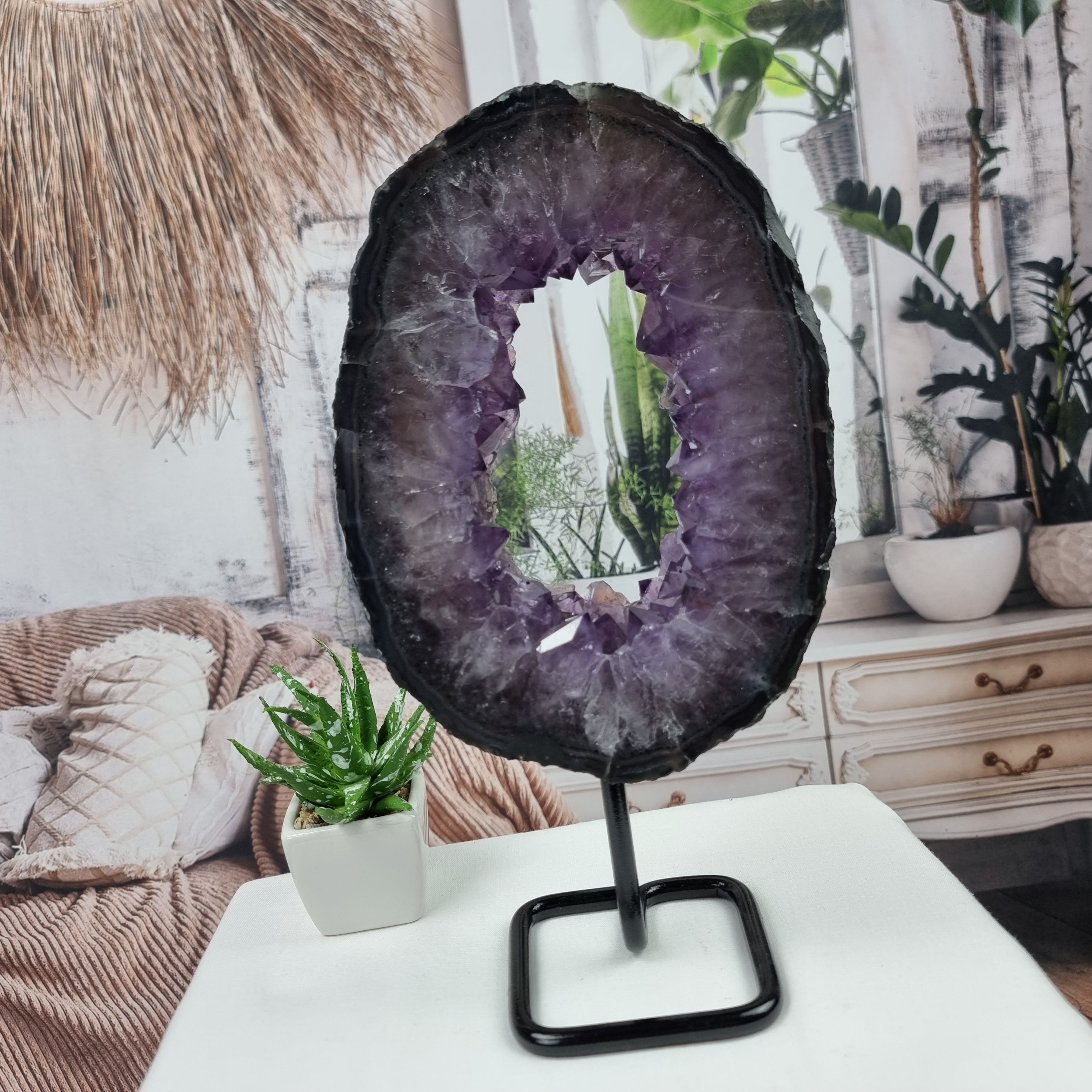 Argolla de Amatista con Cristales Special | Base de Hierro Negra | Peso 1,65 kgs, Altura 27 cm | Energía, Belleza y Sofisticación