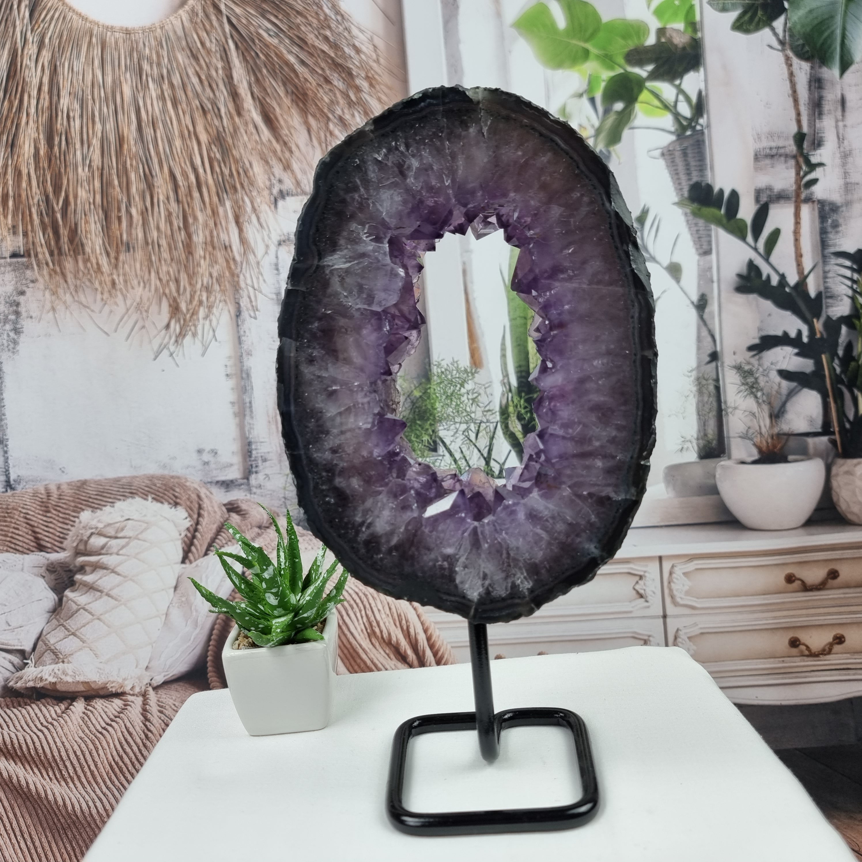 Argolla de Amatista con Cristales Special | Base de Hierro Negra | Peso 1,65 kgs, Altura 27 cm | Energía, Belleza y Sofisticación