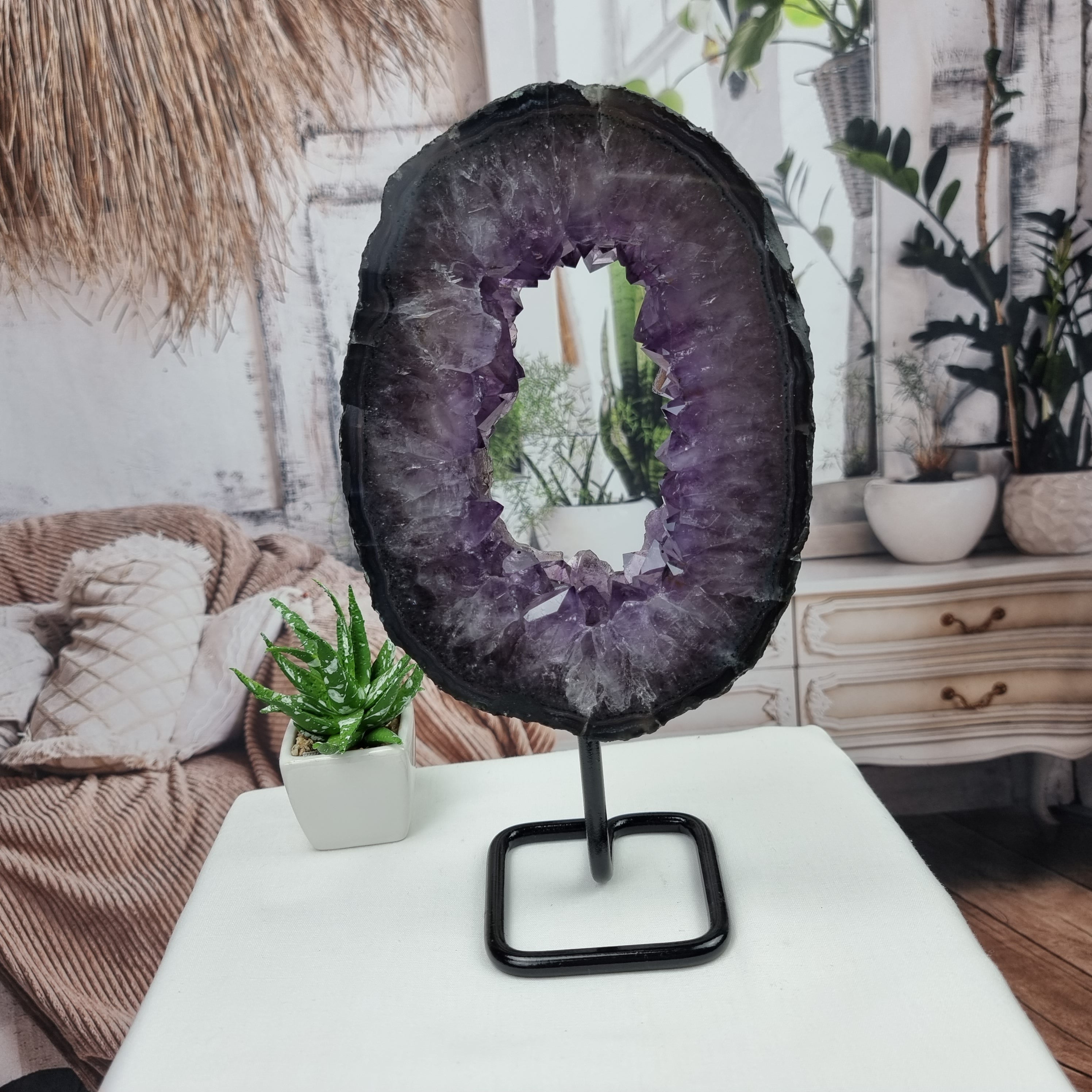 Argolla de Amatista con Cristales Special | Base de Hierro Negra | Peso 1,65 kgs, Altura 27 cm | Energía, Belleza y Sofisticación