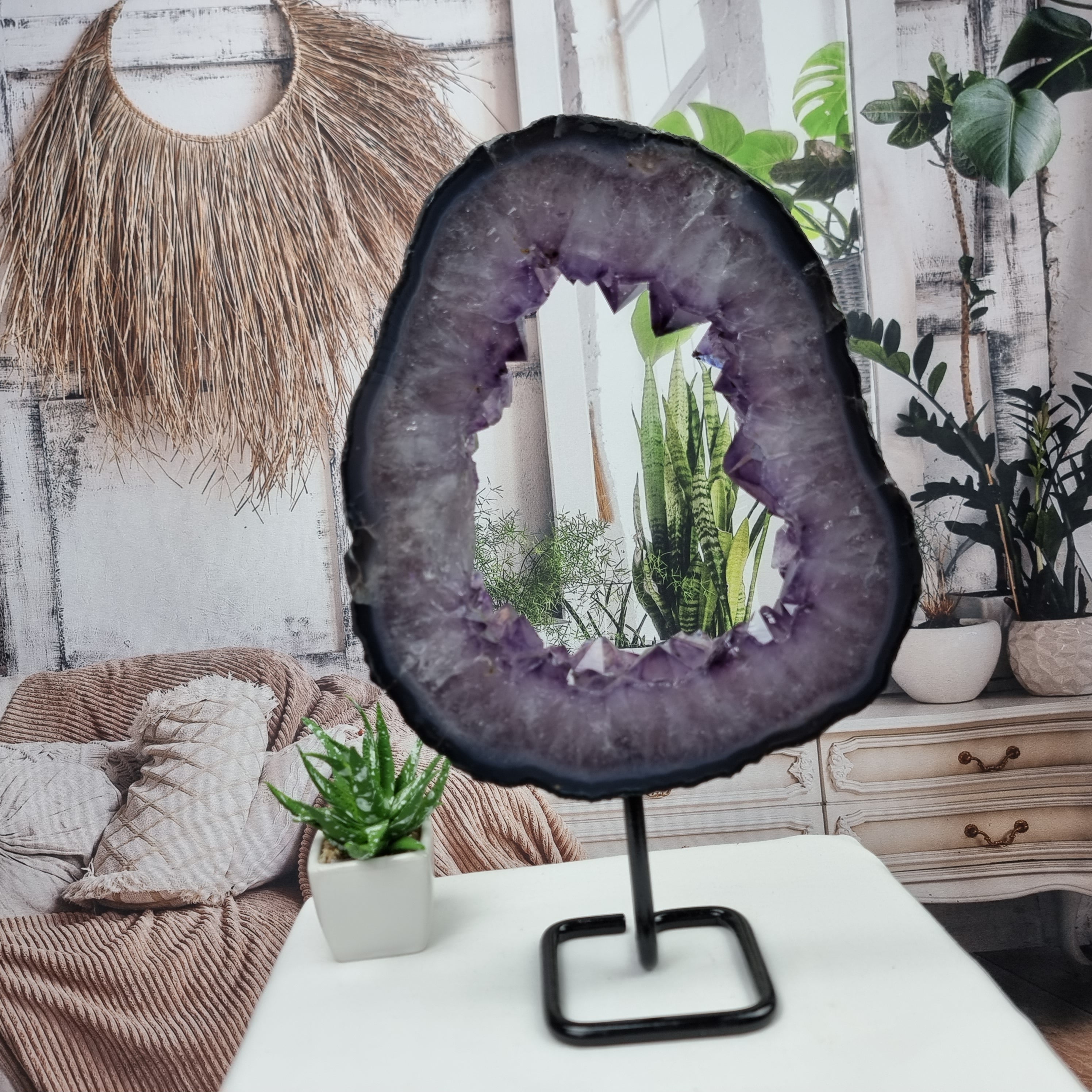 Aro de Amatista con Cristales Morados | Base de hierro Negra | Peso 2,45 kg, Altura 30 cm | Energía, Belleza y Sofisticación