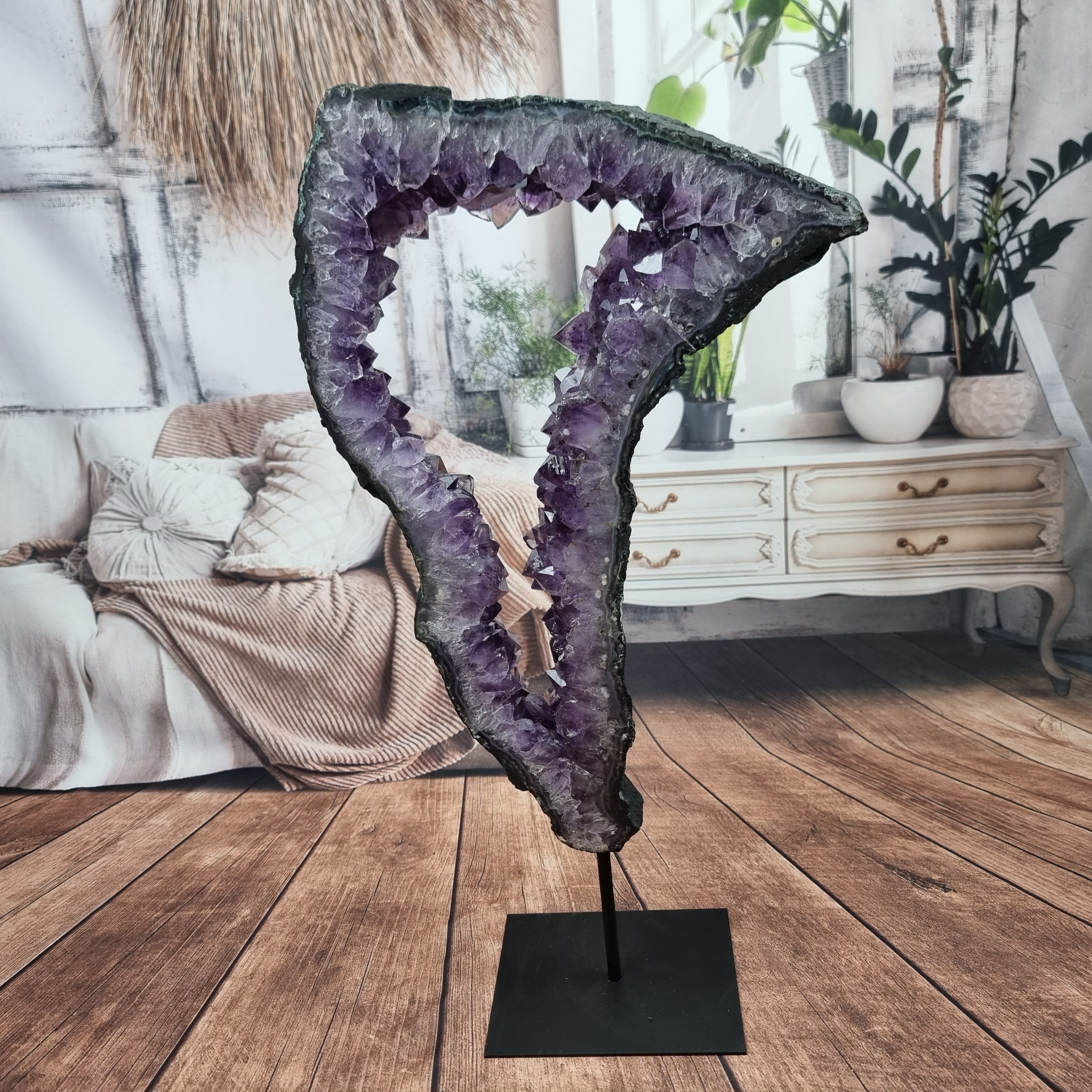 Anillo de Amatista con Cristales Morados | Base de hierro Negra | Peso 4,38 kg, Altura 52 cm | Energía, Belleza y Sofisticación