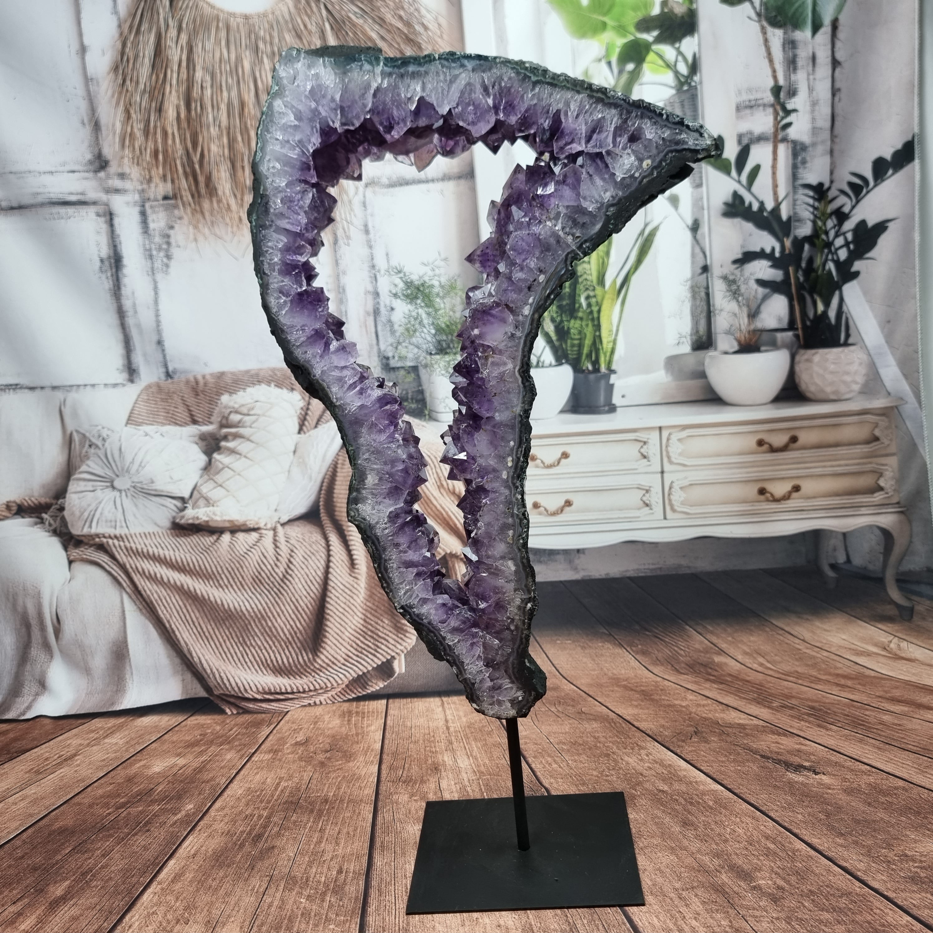Anillo de Amatista con Cristales Morados | Base de hierro Negra | Peso 4,38 kg, Altura 52 cm | Energía, Belleza y Sofisticación