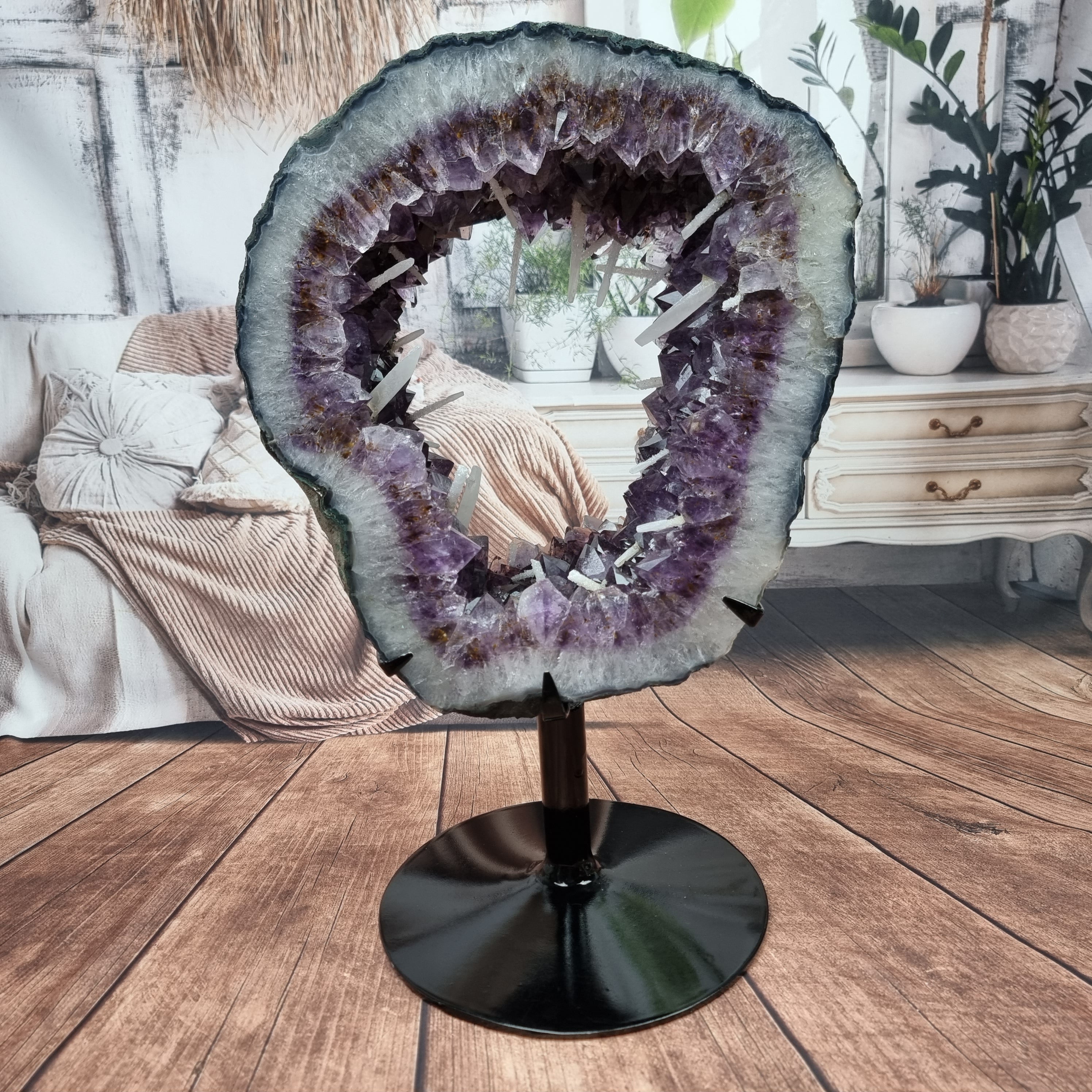 Aro de Amatista con Cristales Morados y Blancos | Base de hierro Negra | Peso 10,10 kgs, Altura 22 cm | Energía, Belleza y Sofisticación
