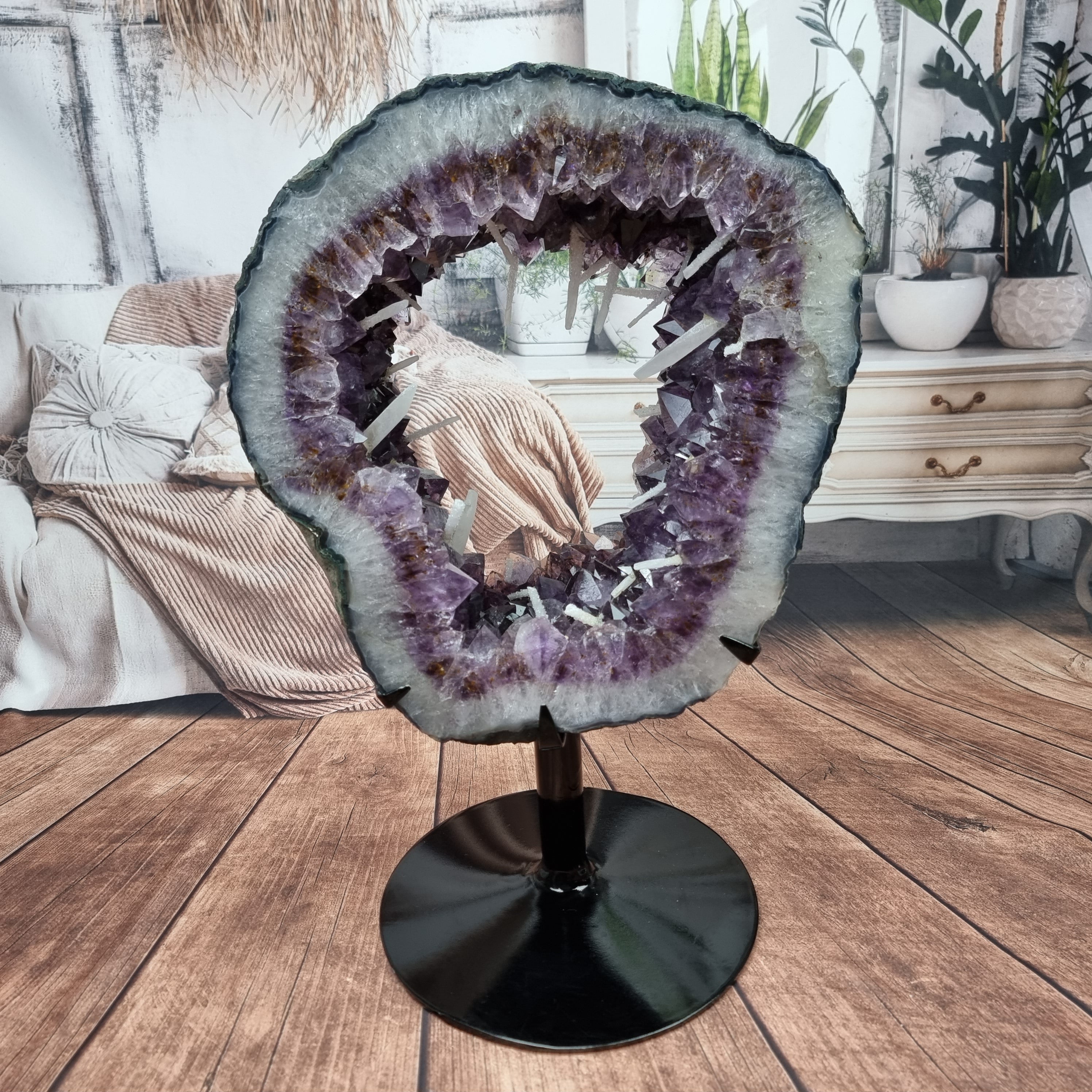 Aro de Amatista con Cristales Morados y Blancos | Base de hierro Negra | Peso 10,10 kgs, Altura 22 cm | Energía, Belleza y Sofisticación