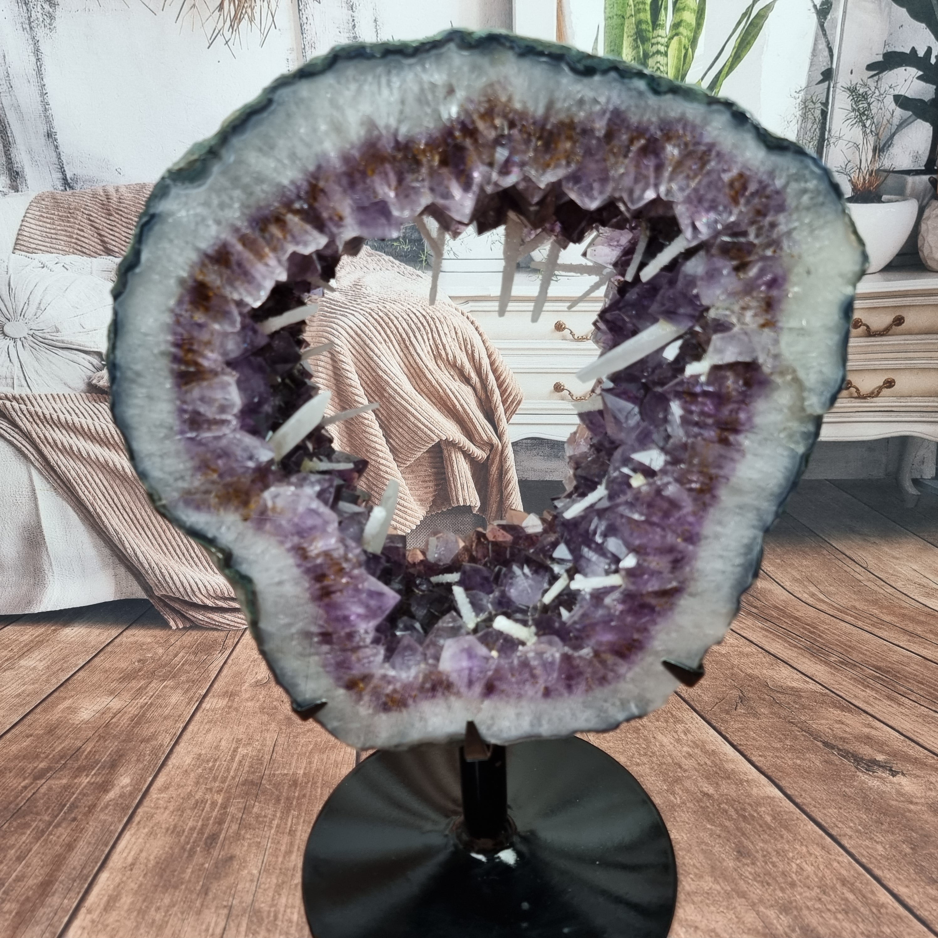 Aro de Amatista con Cristales Morados y Blancos | Base de hierro Negra | Peso 10,10 kgs, Altura 22 cm | Energía, Belleza y Sofisticación