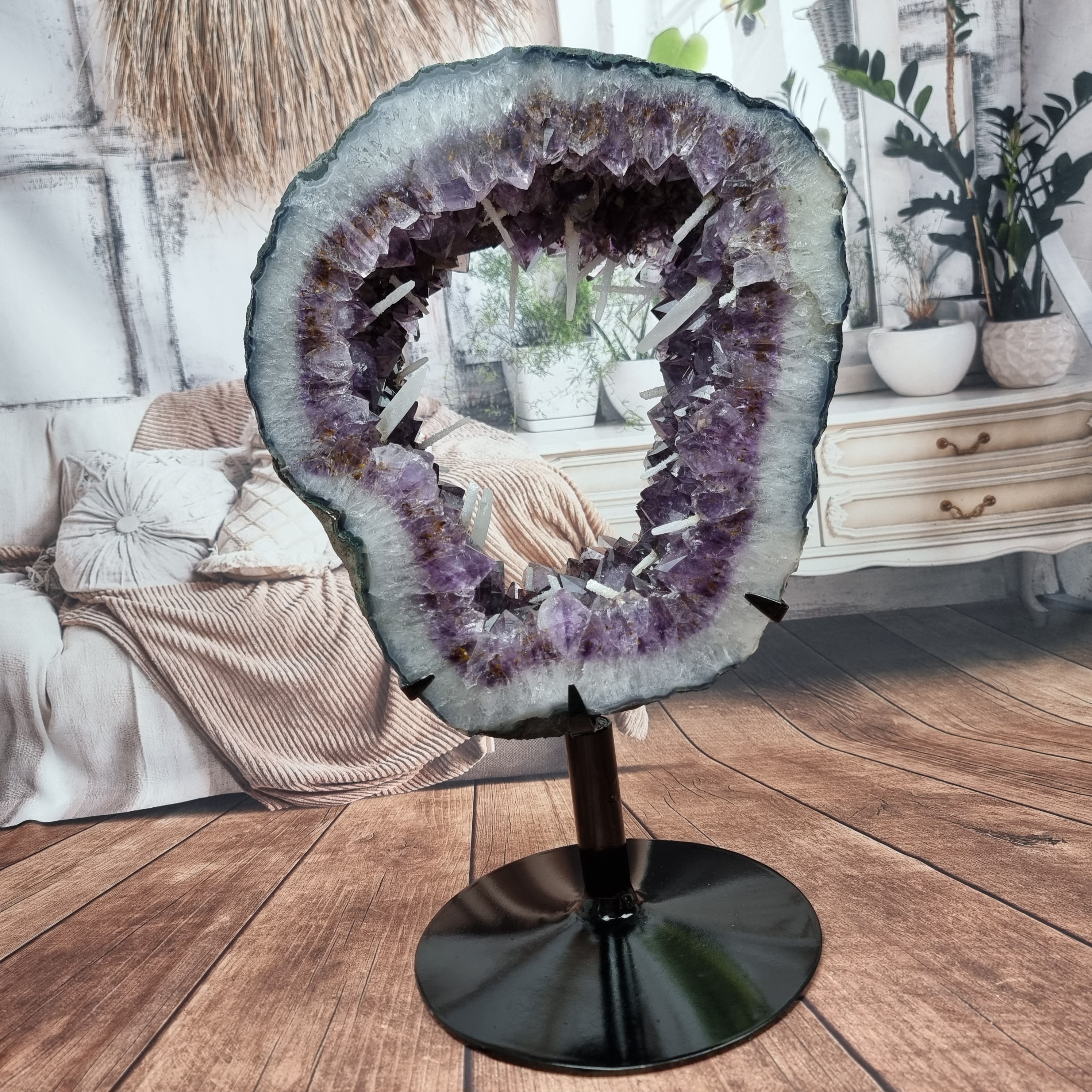 Aro de Amatista con Cristales Morados y Blancos | Base de hierro Negra | Peso 10,10 kgs, Altura 22 cm | Energía, Belleza y Sofisticación