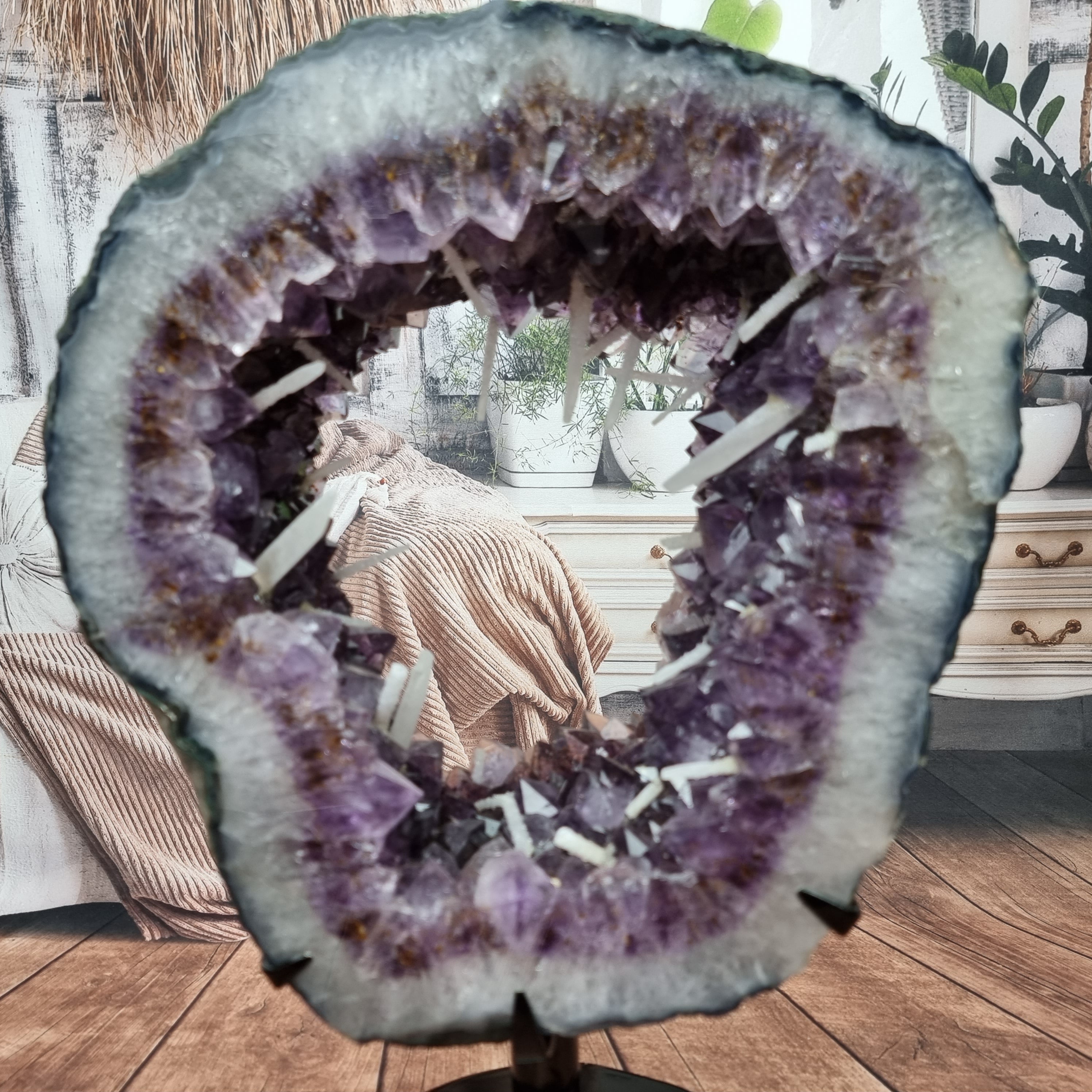 Aro de Amatista con Cristales Morados y Blancos | Base de hierro Negra | Peso 10,10 kgs, Altura 22 cm | Energía, Belleza y Sofisticación