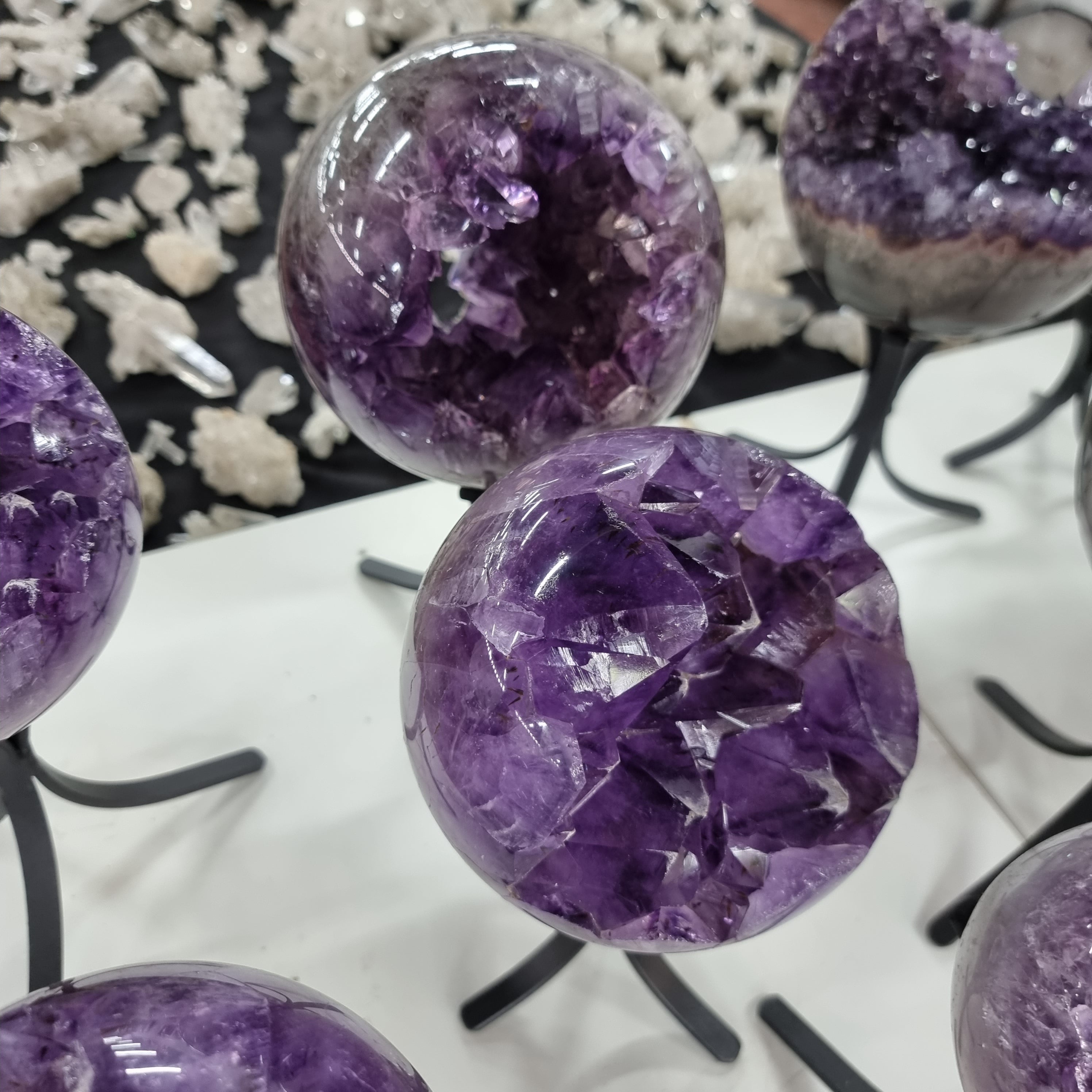 Esfera de Amatista Base de Hierro | 18 cm de alto, 1 pieza, 1,520 kg | Energía, Belleza y Sofisticación