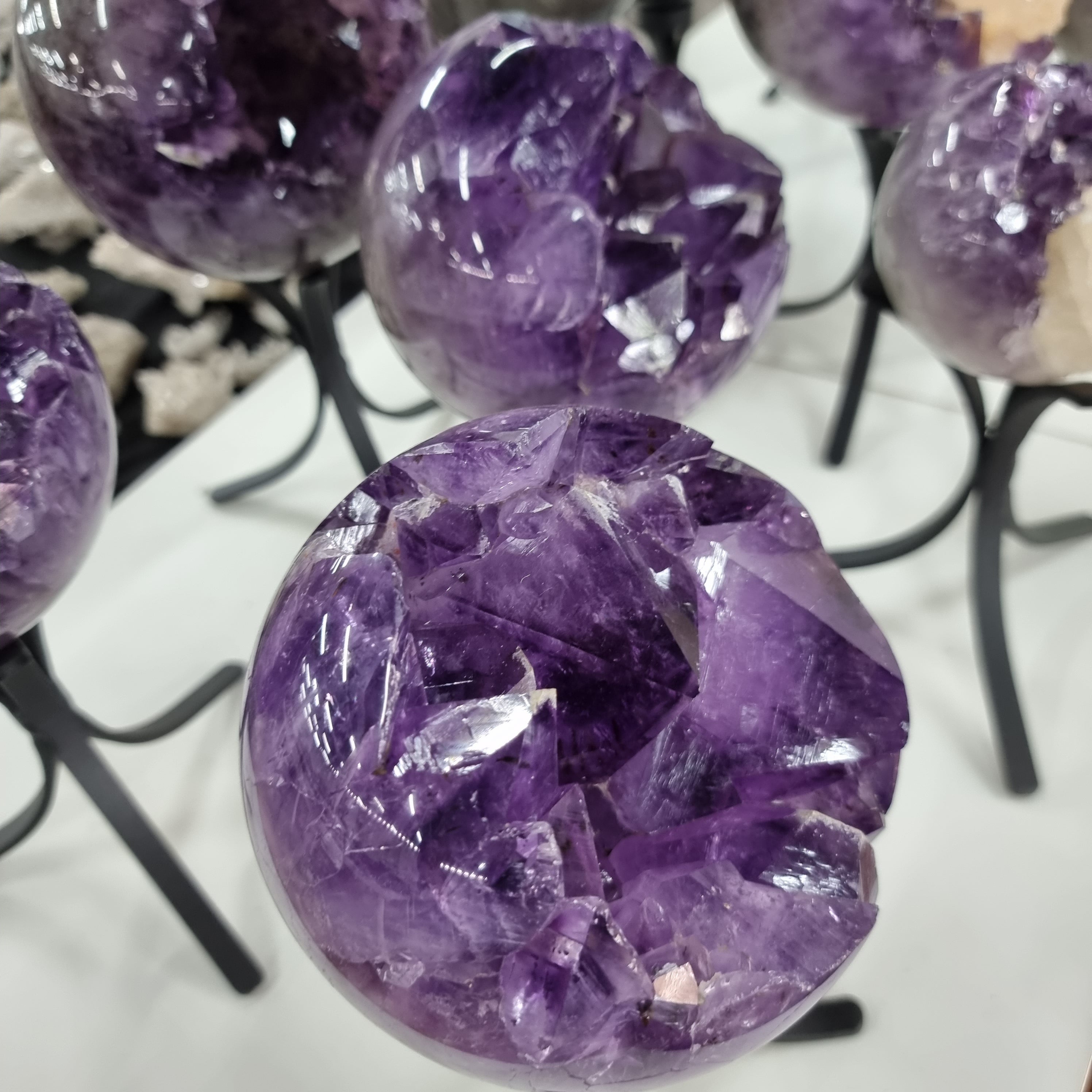 Esfera de Amatista Base de Hierro | 18 cm de alto, 1 pieza, 1,520 kg | Energía, Belleza y Sofisticación