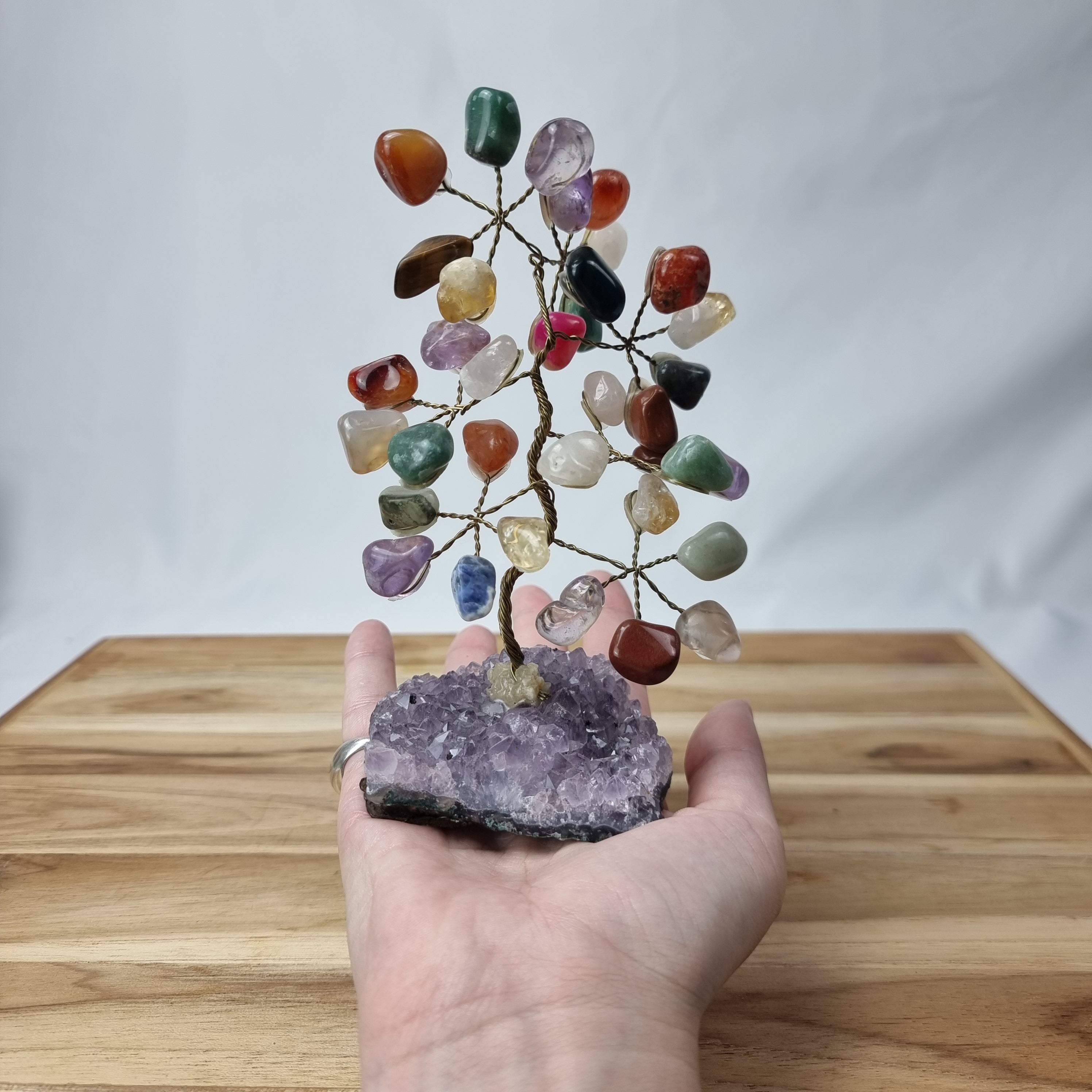 Árbol de piedras preciosas hecho a mano de 5 pulgadas de alto con 7 chakras sobre una base de racimo de cristal, modelo de 35 gemas en total