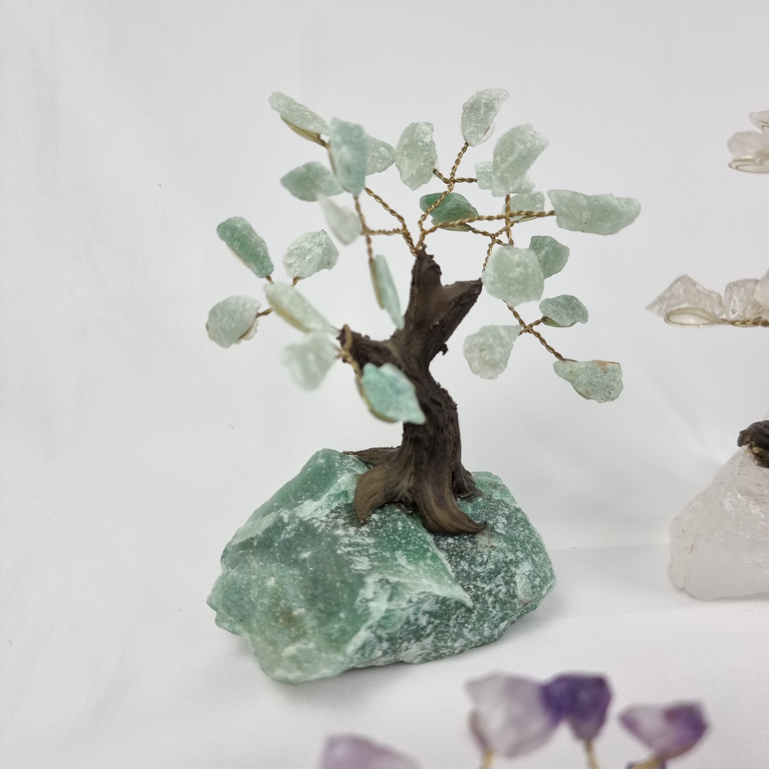 Árbol de piedras preciosas hecho a mano de 5 pulgadas de alto con 7 chakras sobre una base de racimo de cristal, modelo de 35 gemas en total