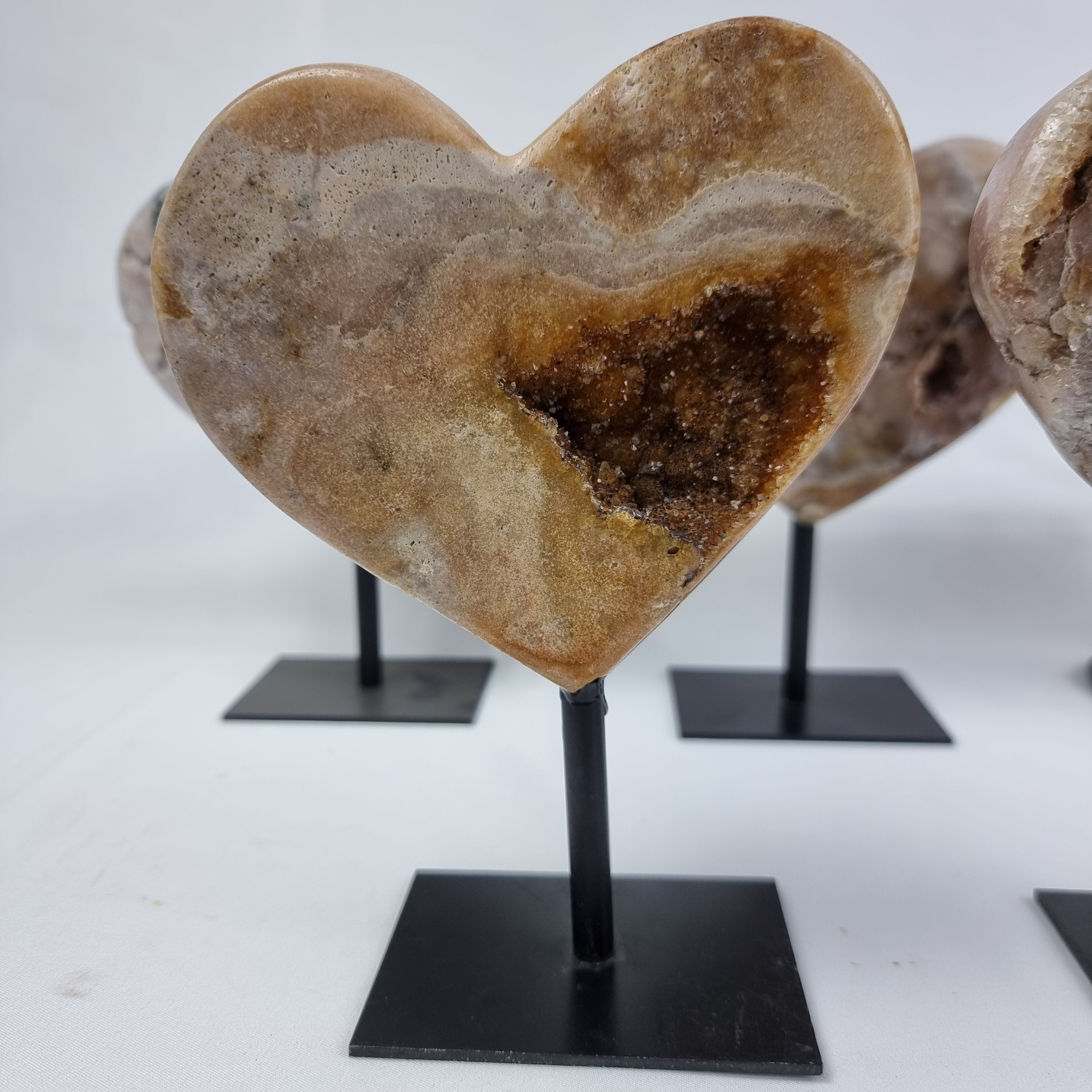 Corazón de Amatista Rosa | Base de hierro Negra | Peso 0,70 kgs, Altura 16 cm | Energía, Belleza y Sofisticación