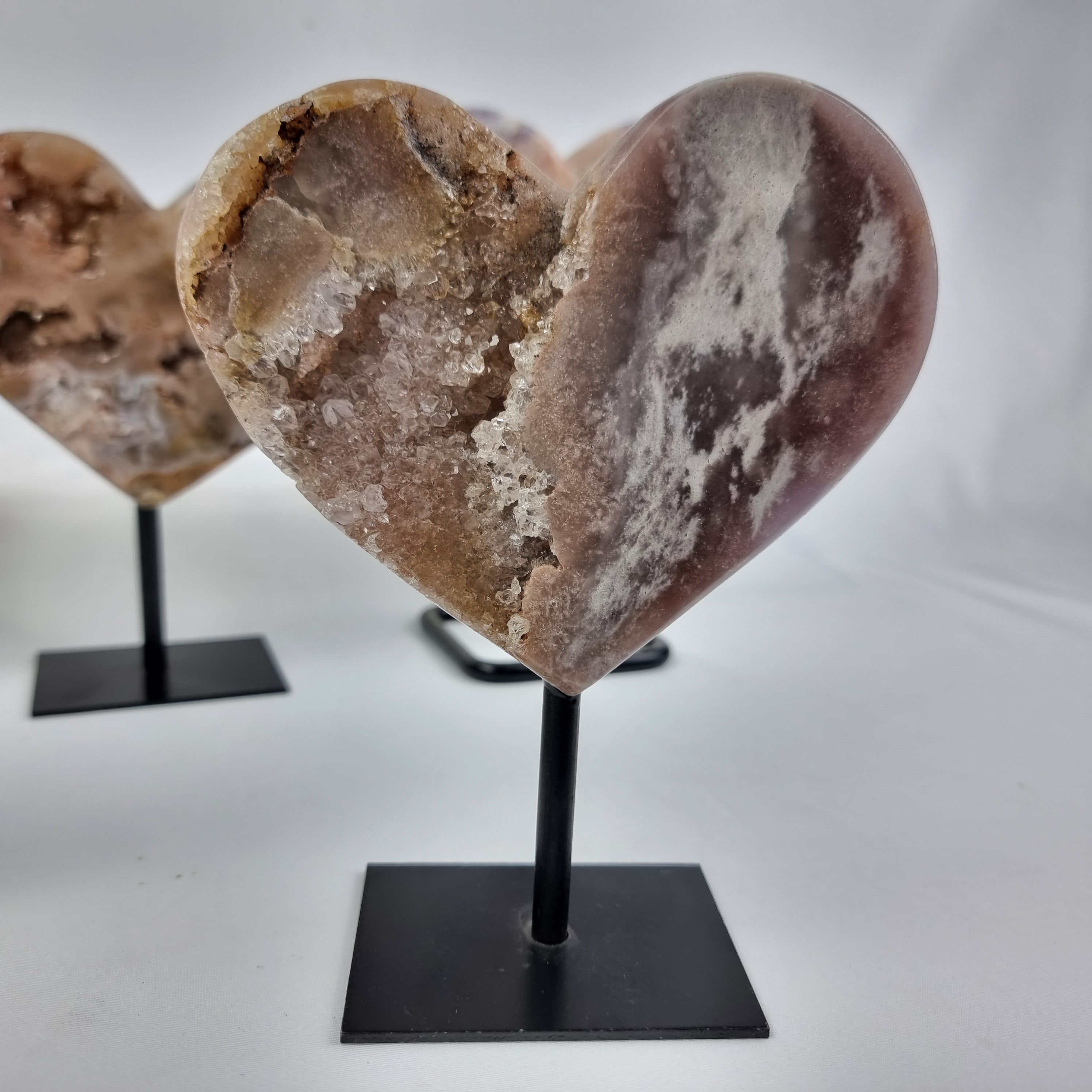 Corazón de Amatista Rosa | Base de hierro Negra | Peso 0,70 kgs, Altura 17 cm | Energía, Belleza y Sofisticación
